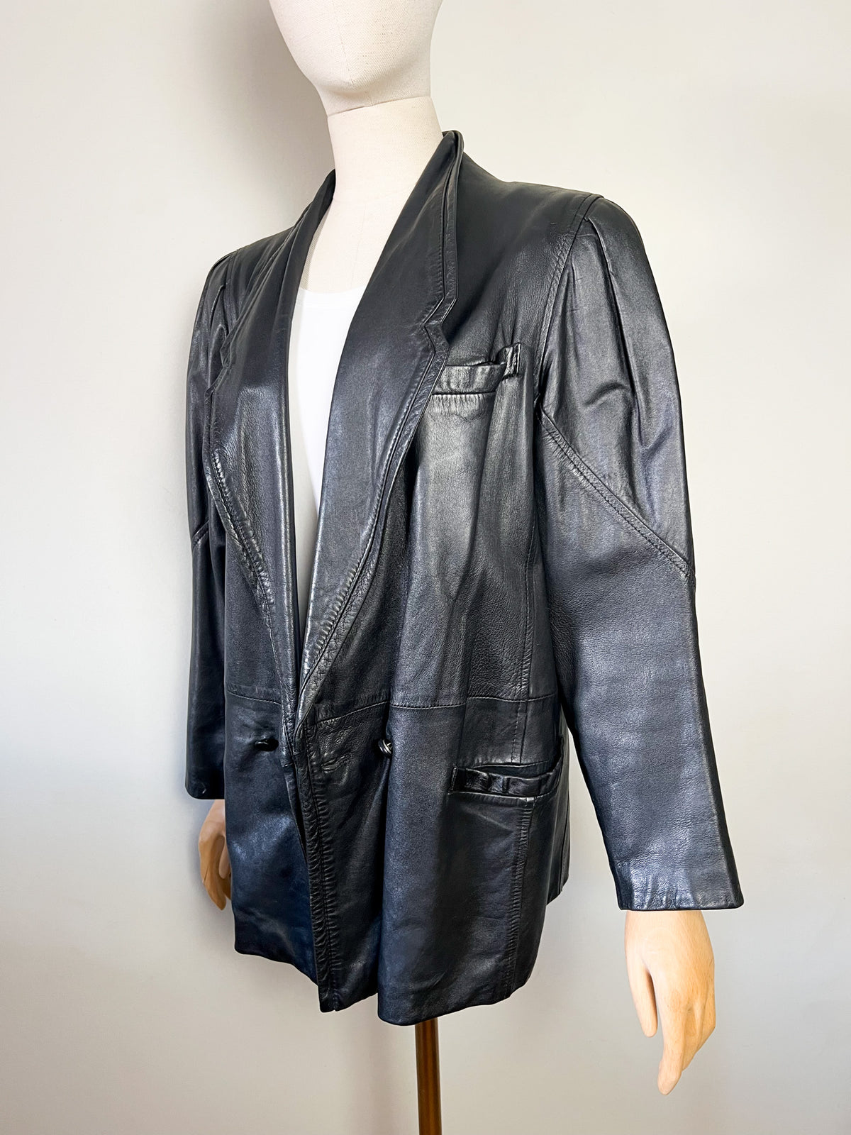 Veste blazer oversize vintage années 80 en cuir noir à épaulettes (T38)