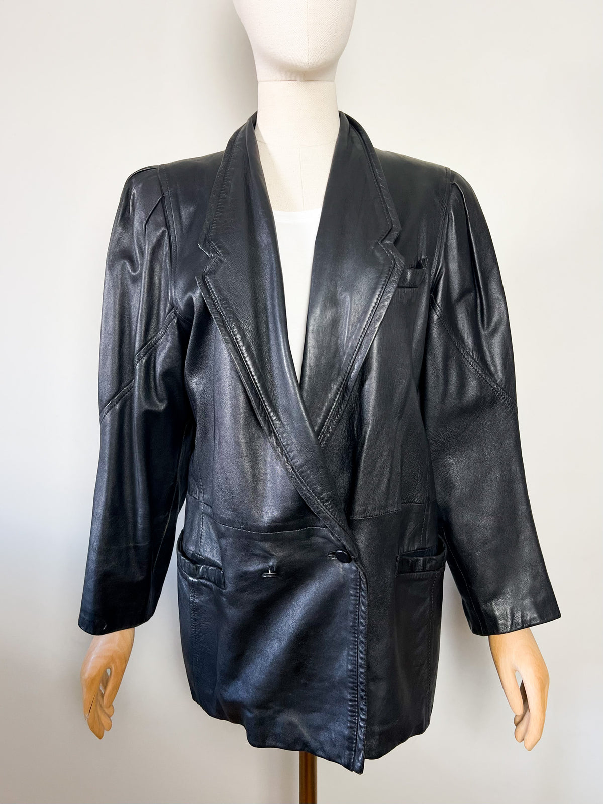 Veste blazer oversize vintage années 80 en cuir noir à épaulettes (T38)