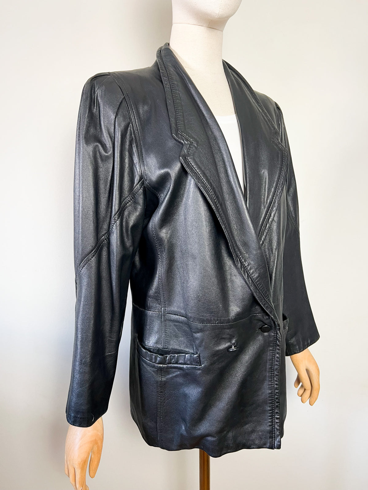 Veste blazer oversize vintage années 80 en cuir noir à épaulettes (T38)