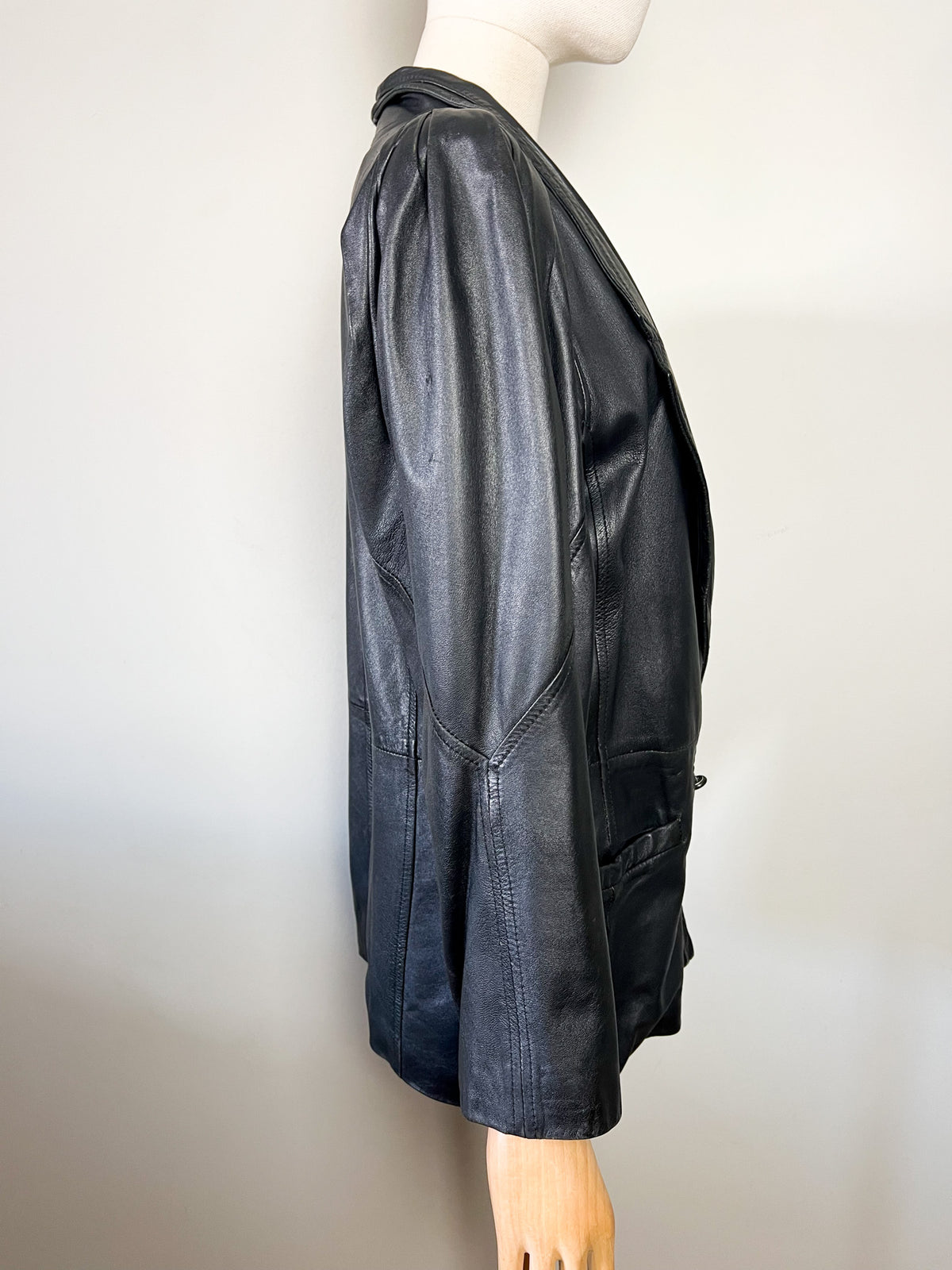 Veste blazer oversize vintage années 80 en cuir noir à épaulettes (T38)