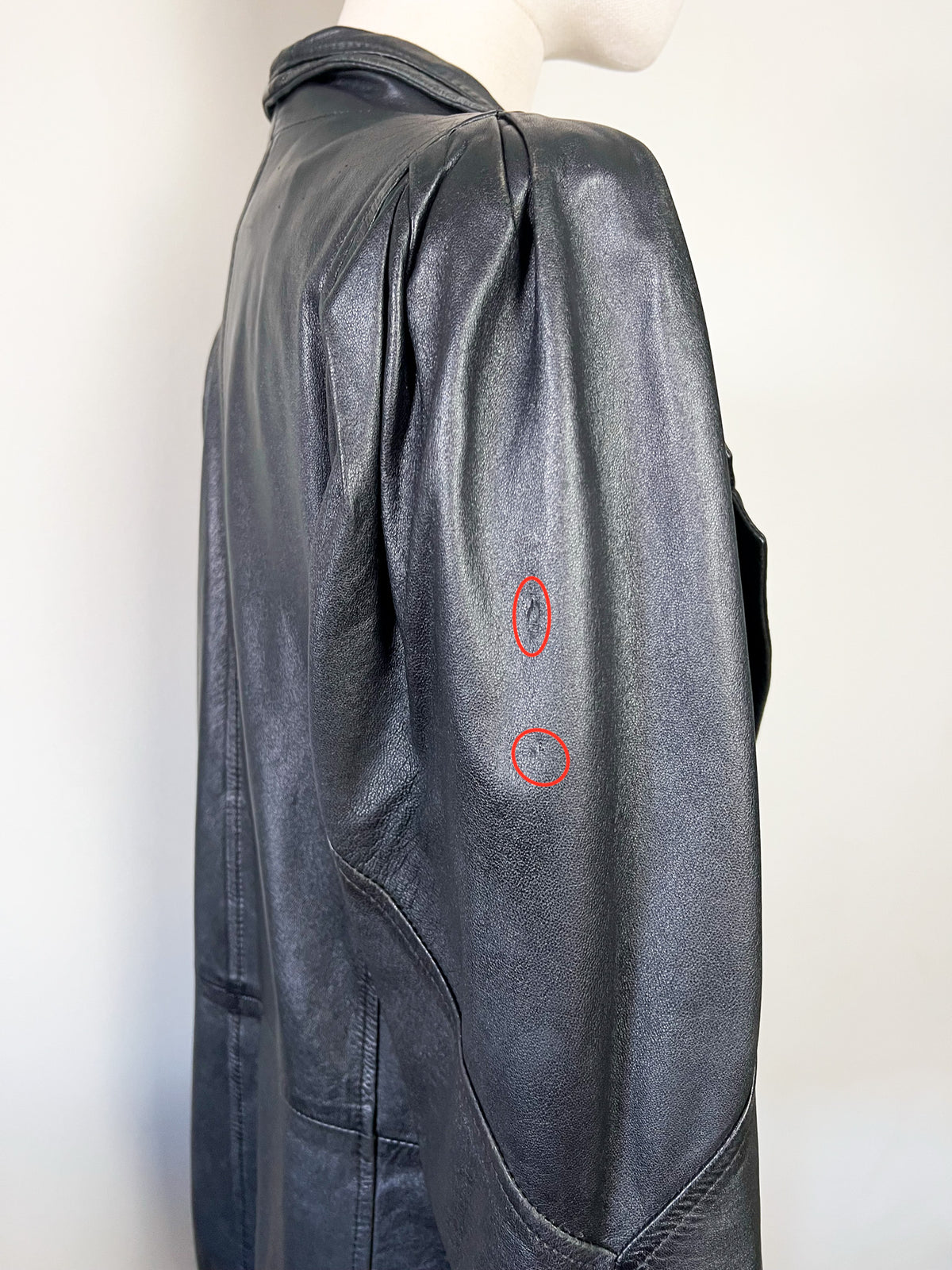 Veste blazer oversize vintage années 80 en cuir noir à épaulettes (T38)