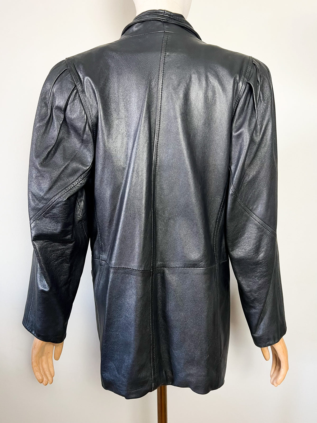 Veste blazer oversize vintage années 80 en cuir noir à épaulettes (T38)