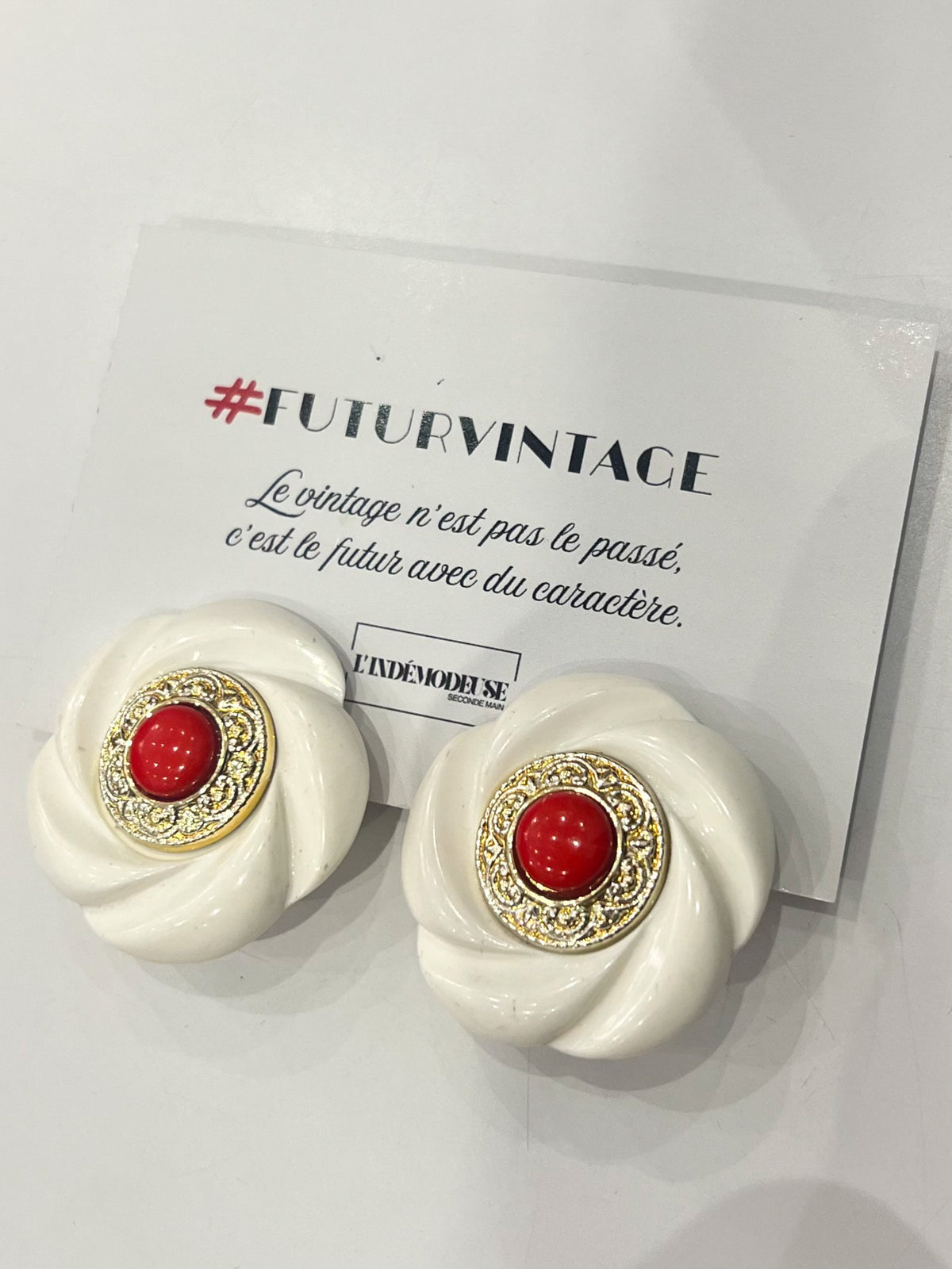 Boucles d'oreilles clips vintage 80s — Rosace crème, insert doré & cœur rouge