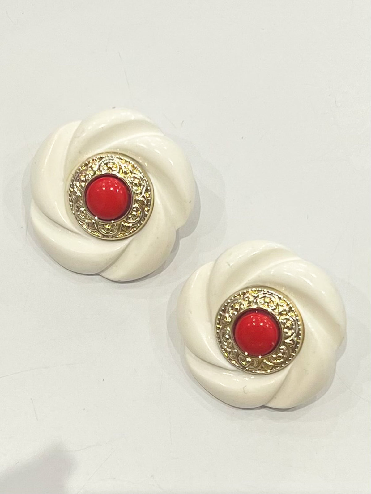 Boucles d'oreilles clips vintage 80s — Rosace crème, insert doré & cœur rouge