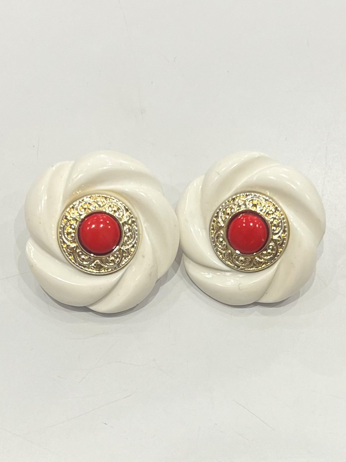 Boucles d'oreilles clips vintage 80s — Rosace crème, insert doré & cœur rouge