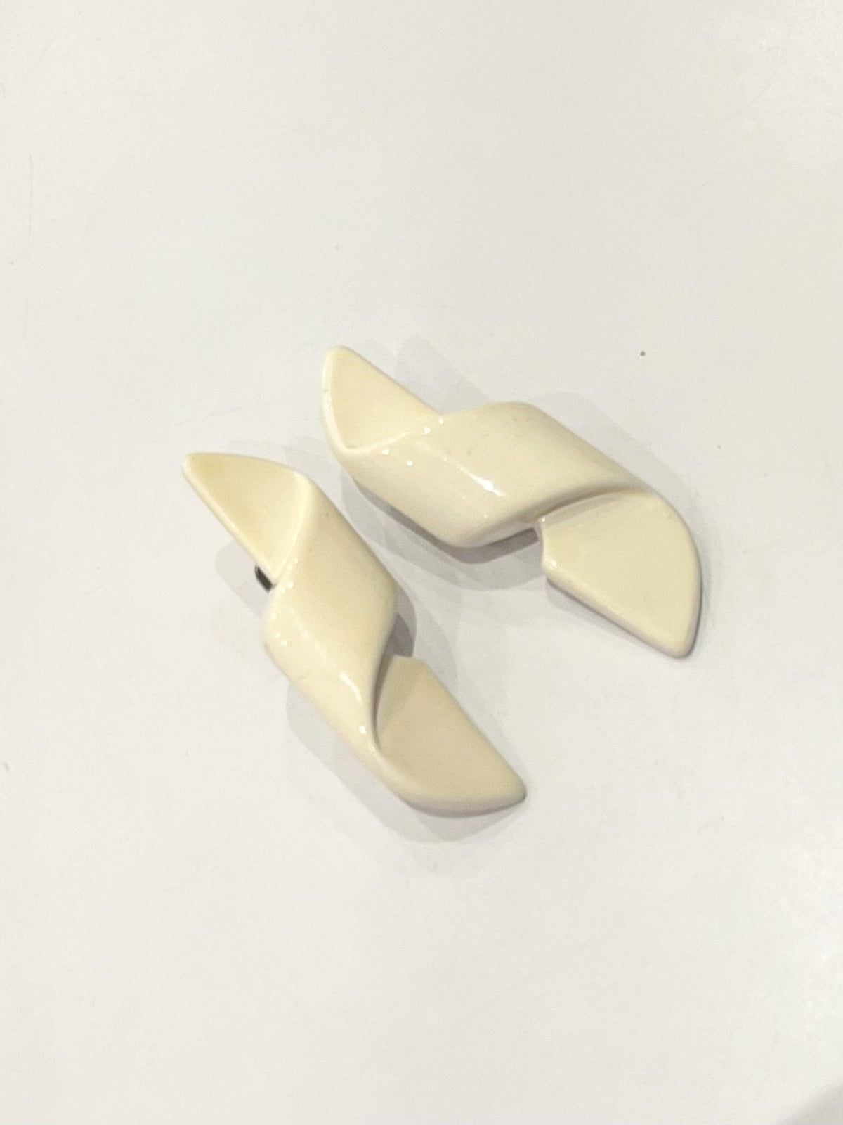 Boucles d'oreilles clips vintage 80s — Maxi ruban graphique crème / ivoire