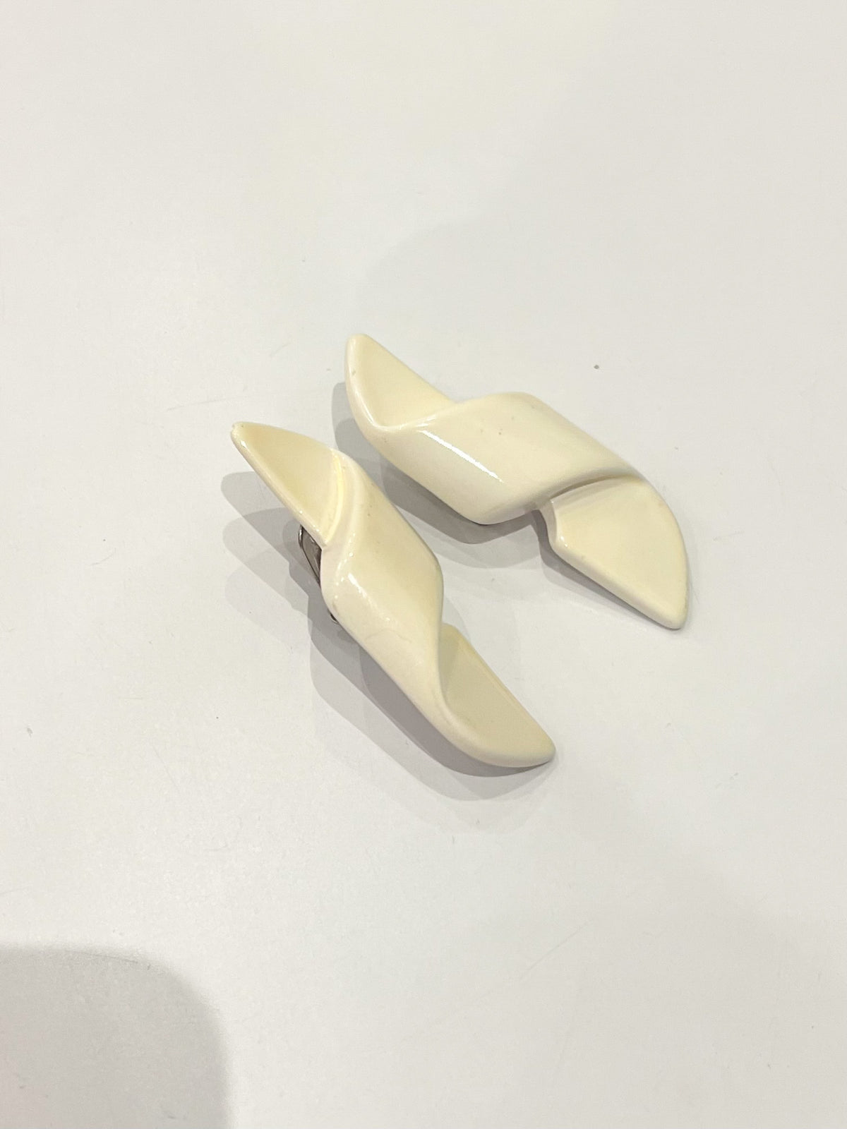 Boucles d'oreilles clips vintage 80s — Maxi ruban graphique crème / ivoire