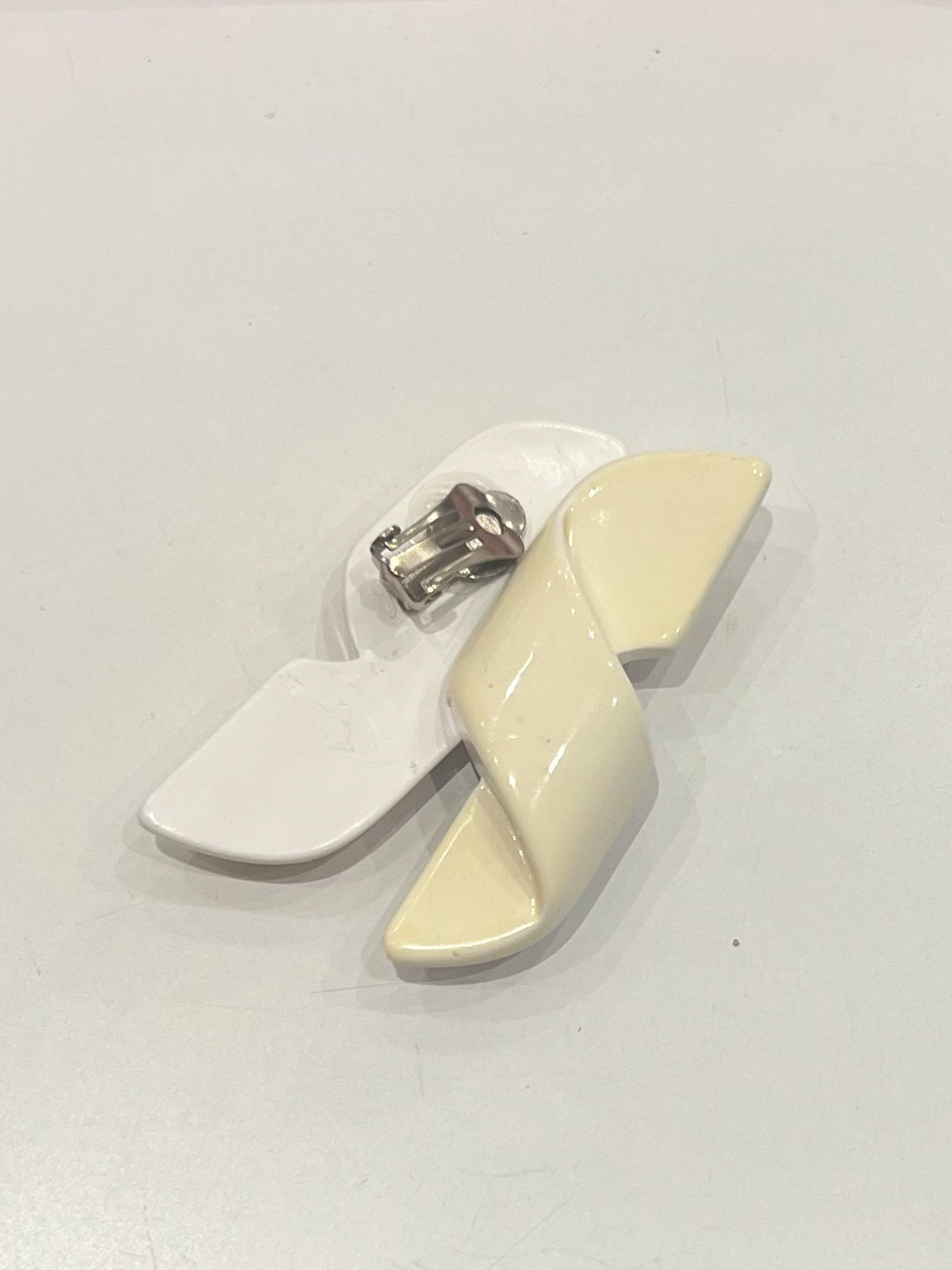 Boucles d'oreilles clips vintage 80s — Maxi ruban graphique crème / ivoire