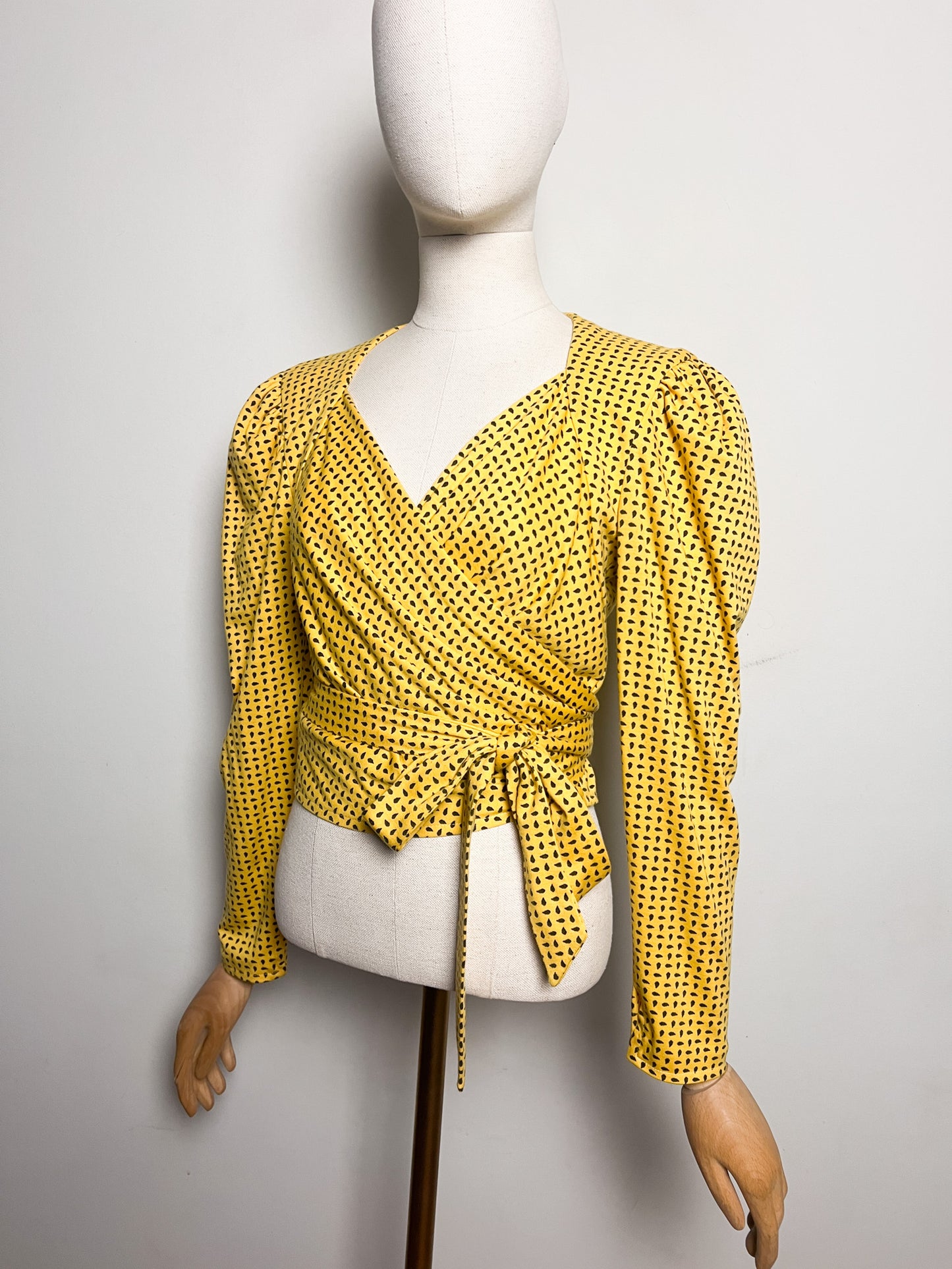 Top Cache-Cœur Vintage Années 80 – Jaune imprimés noir Manches Gigot - Laine - Charles Bouzon T. 36/38