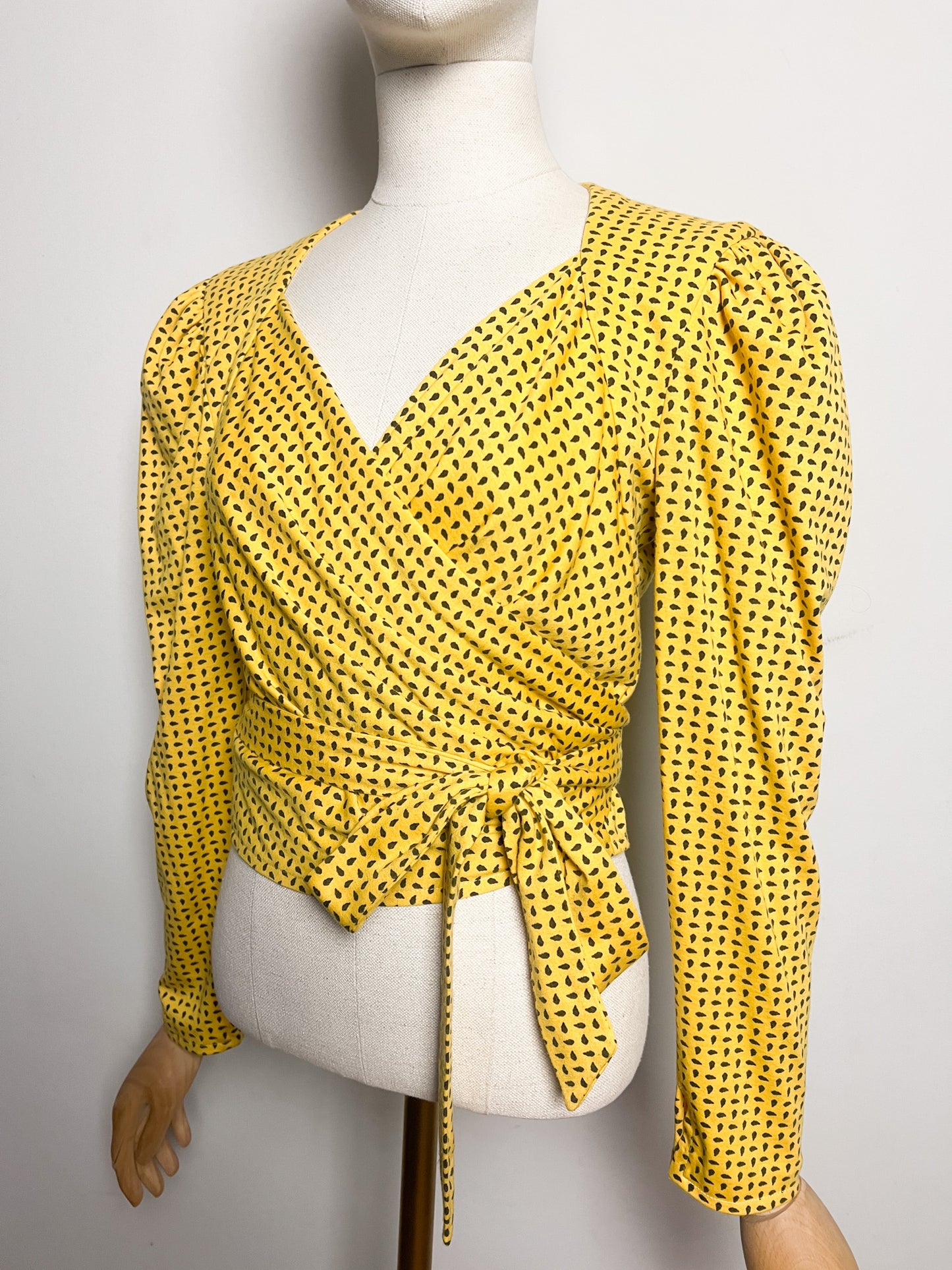 Top Cache-Cœur Vintage Années 80 – Jaune imprimés noir Manches Gigot - Laine - Charles Bouzon T. 36/38
