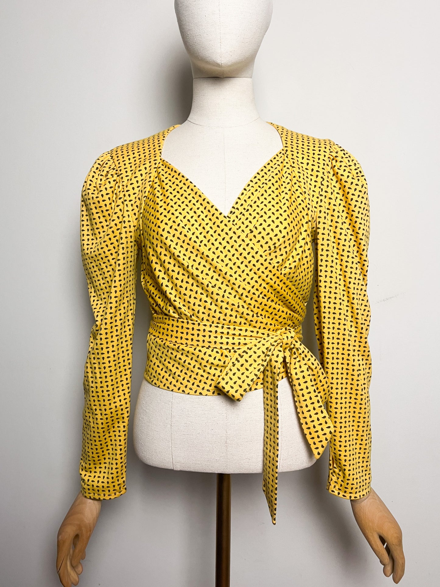 Top Cache-Cœur Vintage Années 80 – Jaune imprimés noir Manches Gigot - Laine - Charles Bouzon T. 36/38