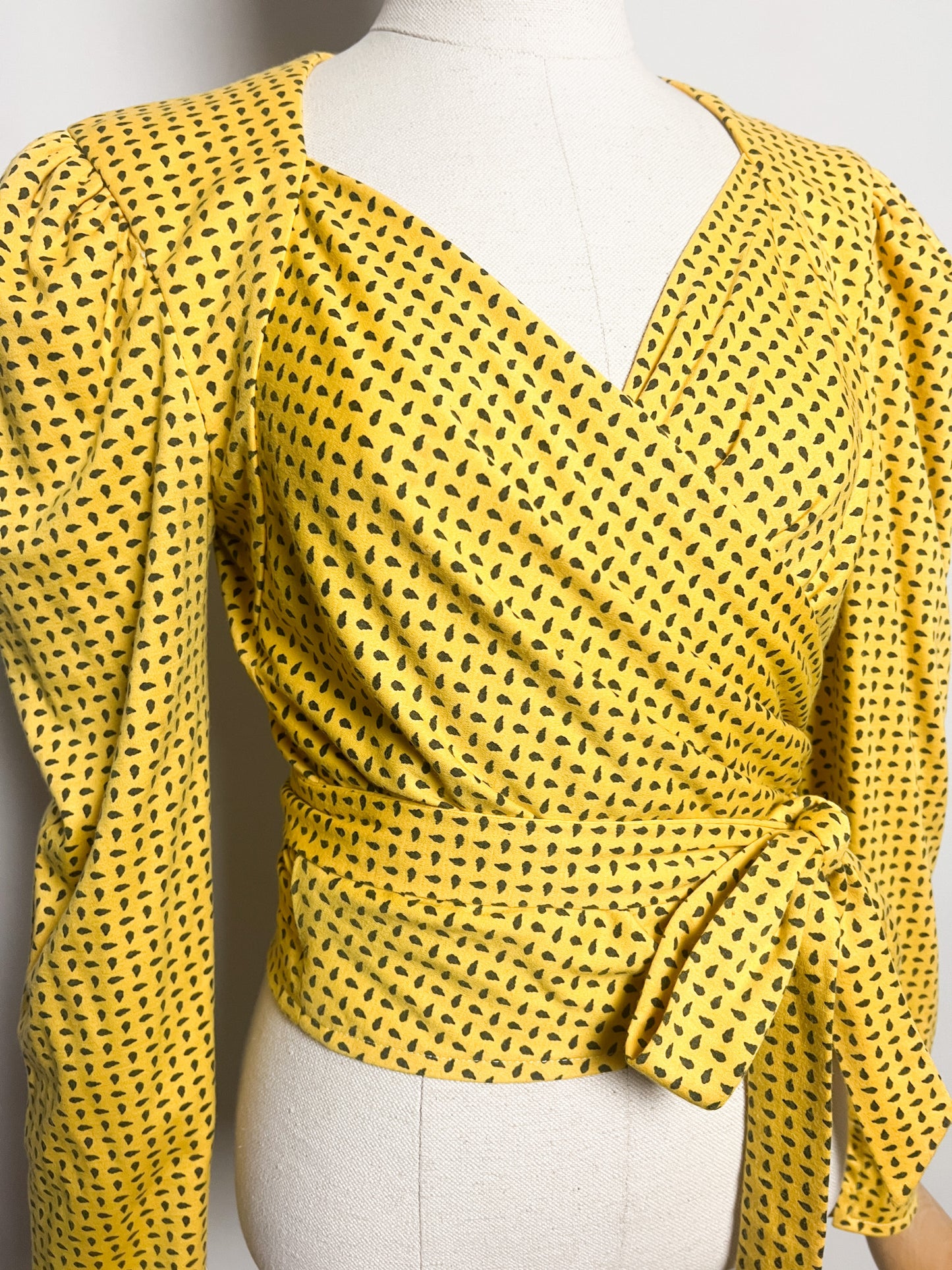Top Cache-Cœur Vintage Années 80 – Jaune imprimés noir Manches Gigot - Laine - Charles Bouzon T. 36/38