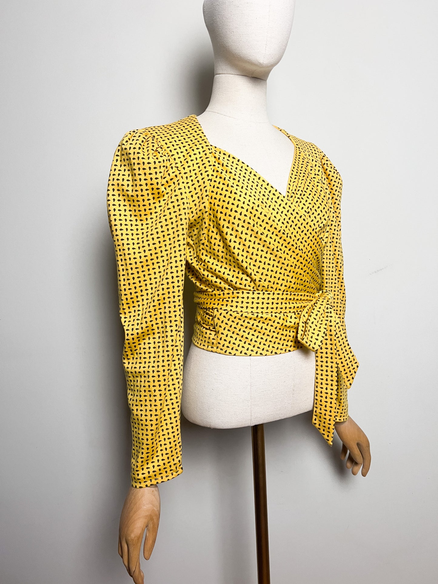 Top Cache-Cœur Vintage Années 80 – Jaune imprimés noir Manches Gigot - Laine - Charles Bouzon T. 36/38