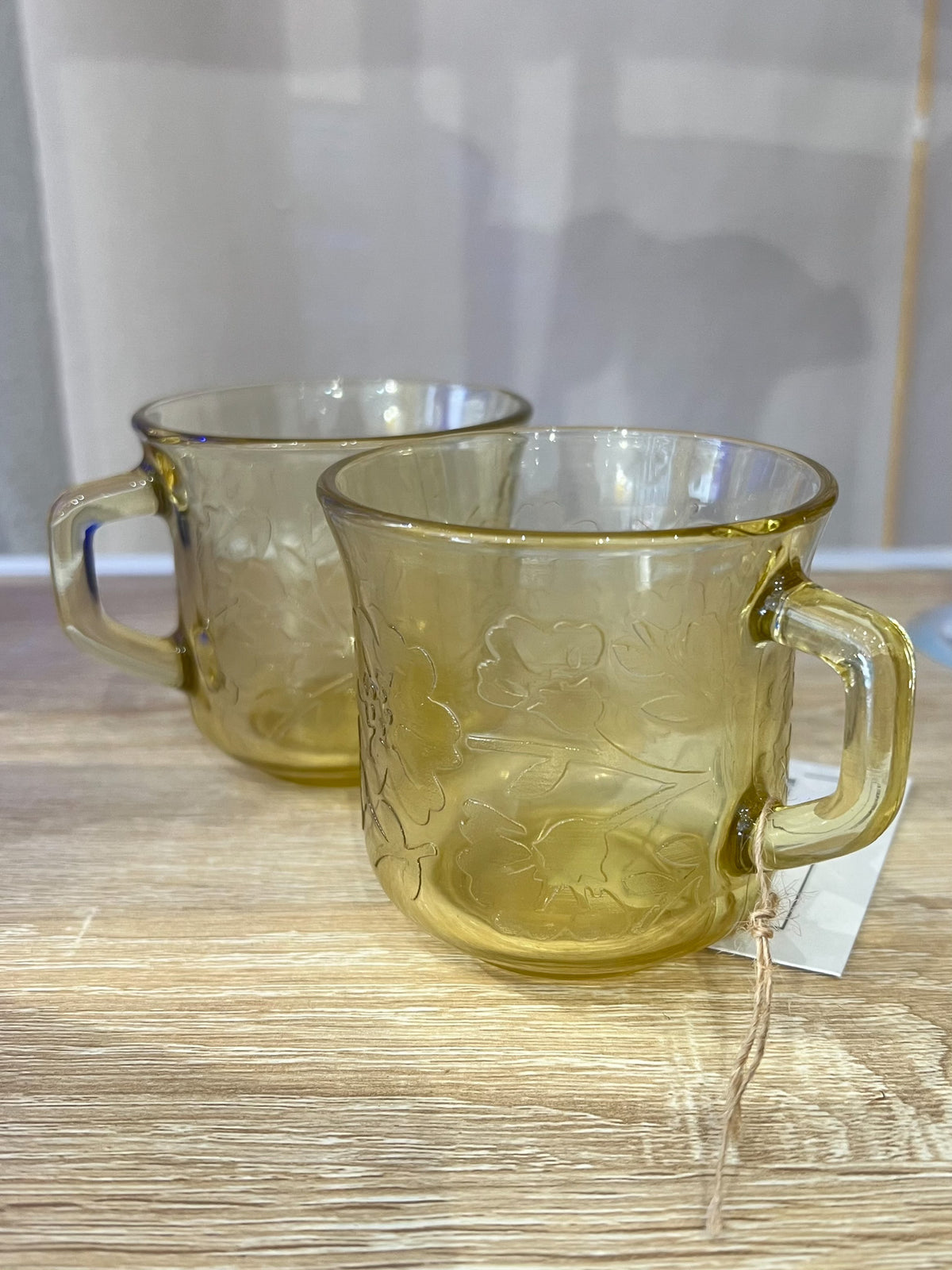 Lot de 2 tasses à café / mugs vintage en verre ambré floral Fortecrisa Mexico 1970s — Verre moulé miel