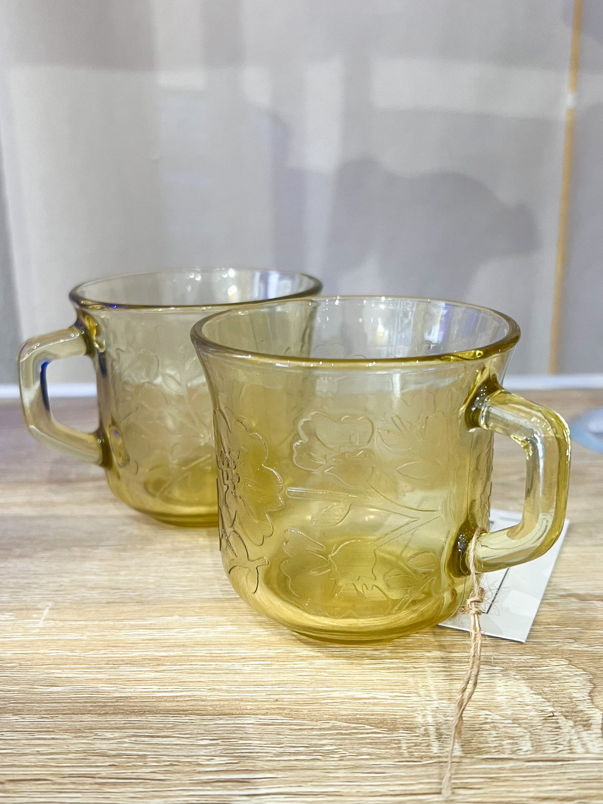 Lot de 2 tasses à café / mugs vintage en verre ambré floral Fortecrisa Mexico 1970s — Verre moulé miel