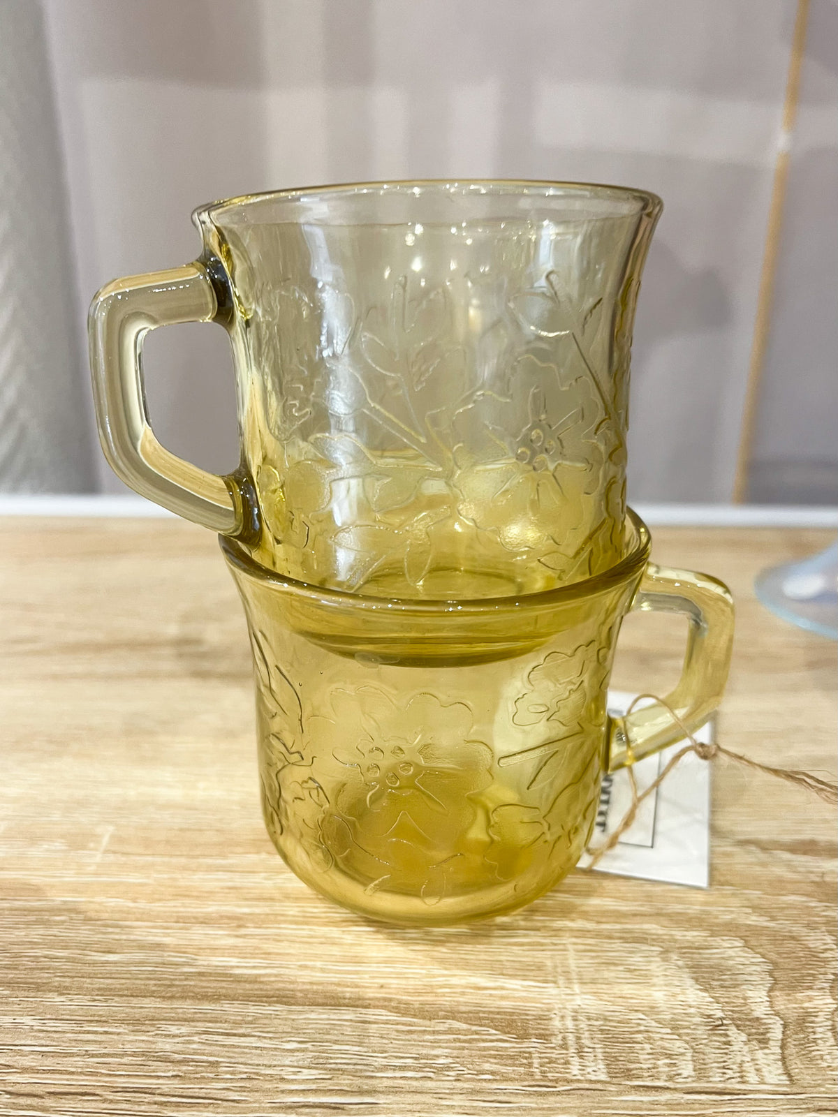 Lot de 2 tasses à café / mugs vintage en verre ambré floral Fortecrisa Mexico 1970s — Verre moulé miel