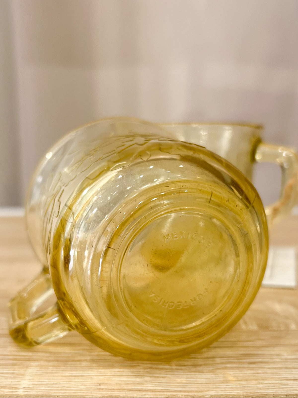 Lot de 2 tasses à café / mugs vintage en verre ambré floral Fortecrisa Mexico 1970s — Verre moulé miel