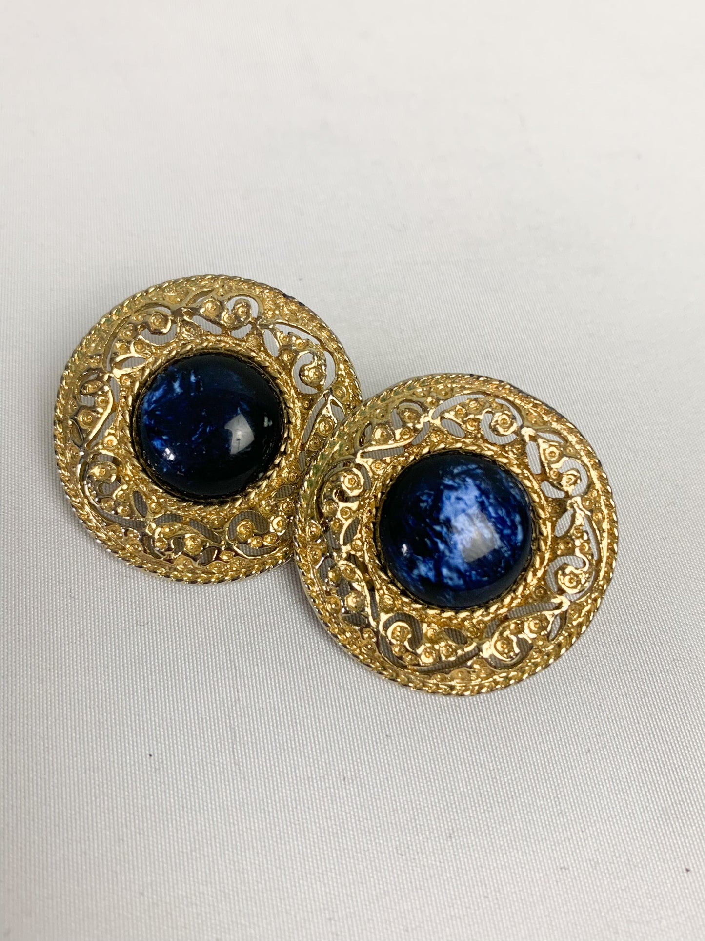 Boucles d'Oreilles Clips Vintage Rondes Ciselées - Pierre Cabochon Bleu Marbré & Doré - Années 80 - Rétro Luxe