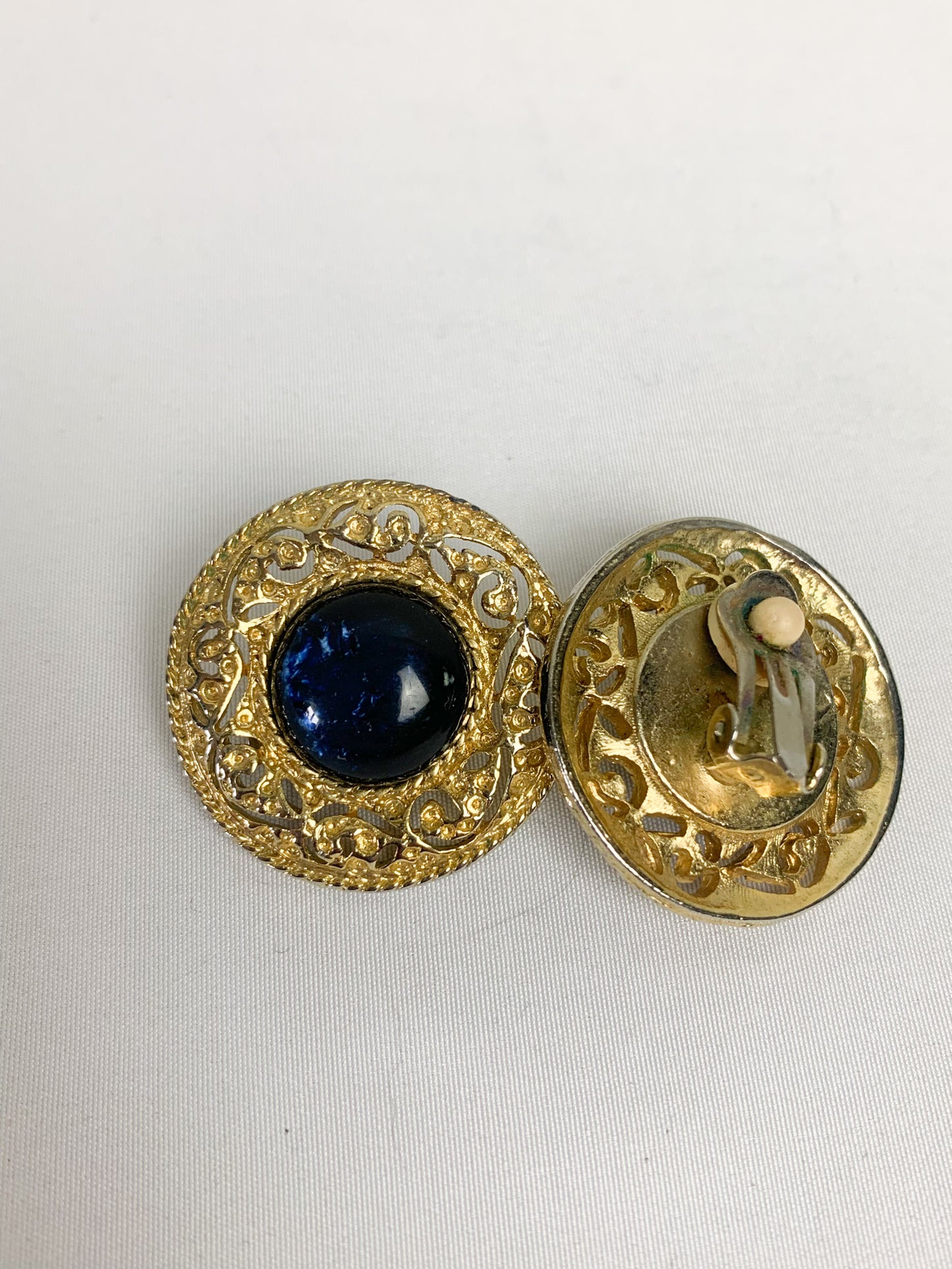 Boucles d'Oreilles Clips Vintage Rondes Ciselées - Pierre Cabochon Bleu Marbré & Doré - Années 80 - Rétro Luxe