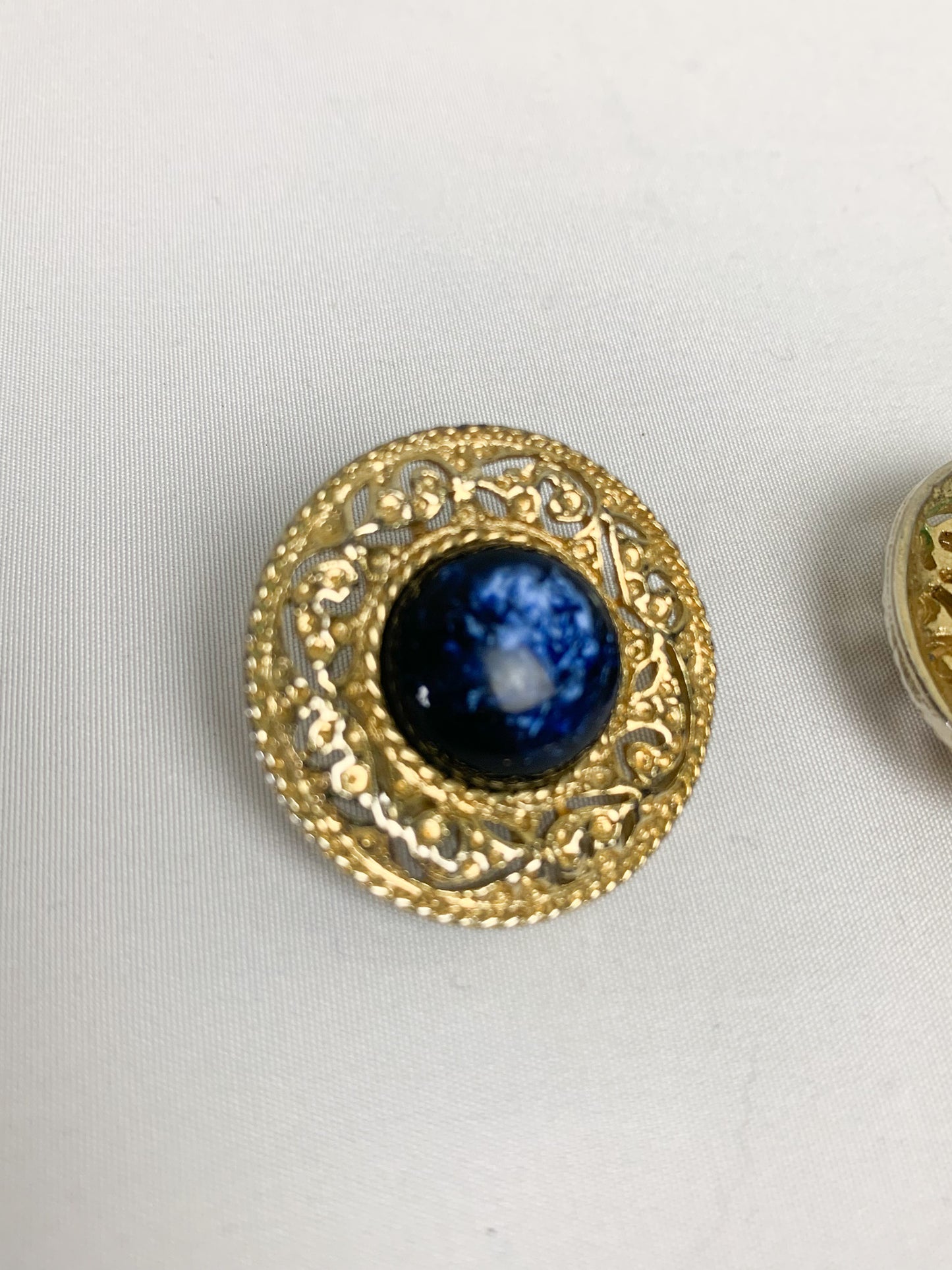 Boucles d'Oreilles Clips Vintage Rondes Ciselées - Pierre Cabochon Bleu Marbré & Doré - Années 80 - Rétro Luxe