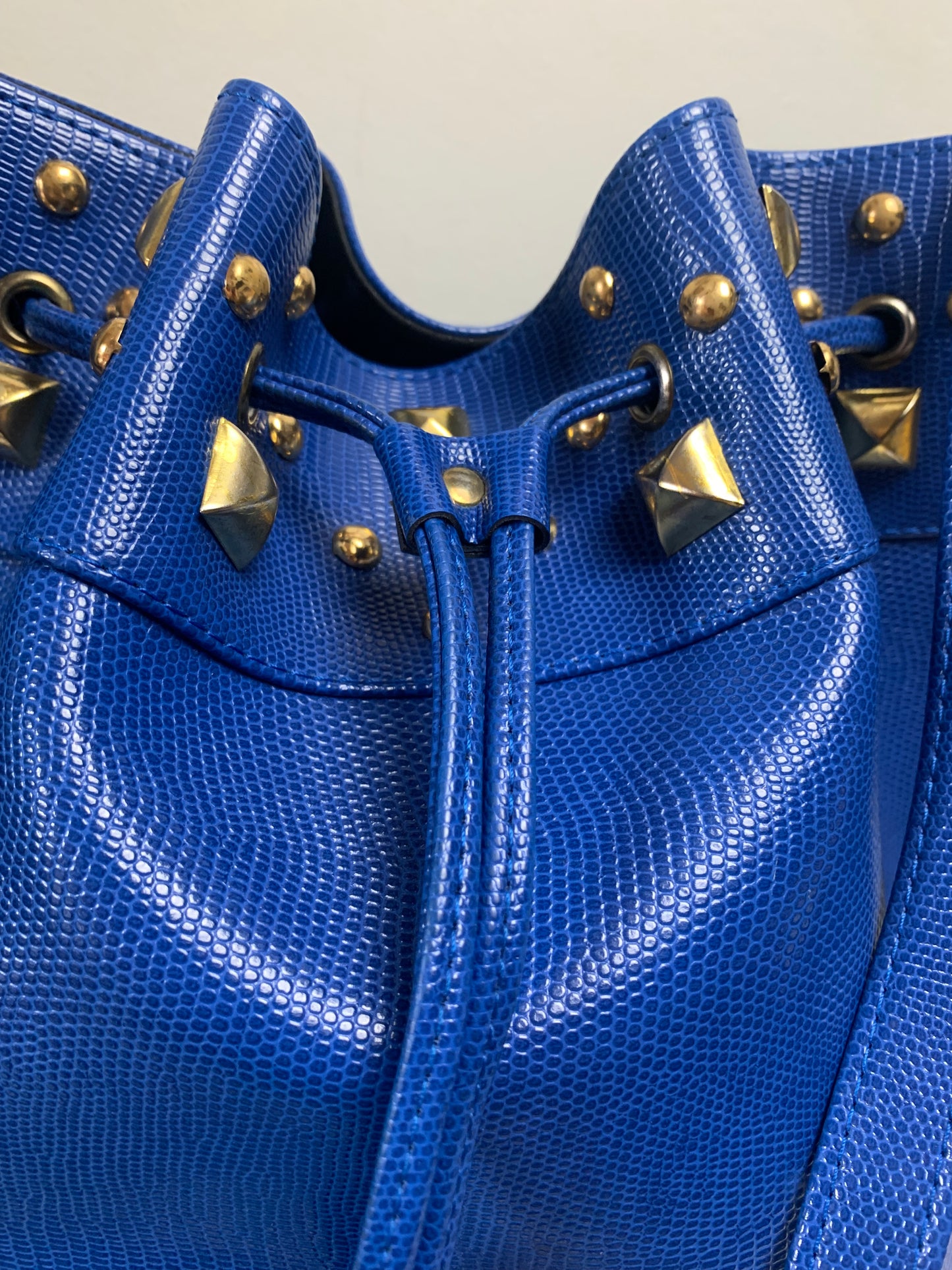 Sac seau grand format bleu clous doré vintage