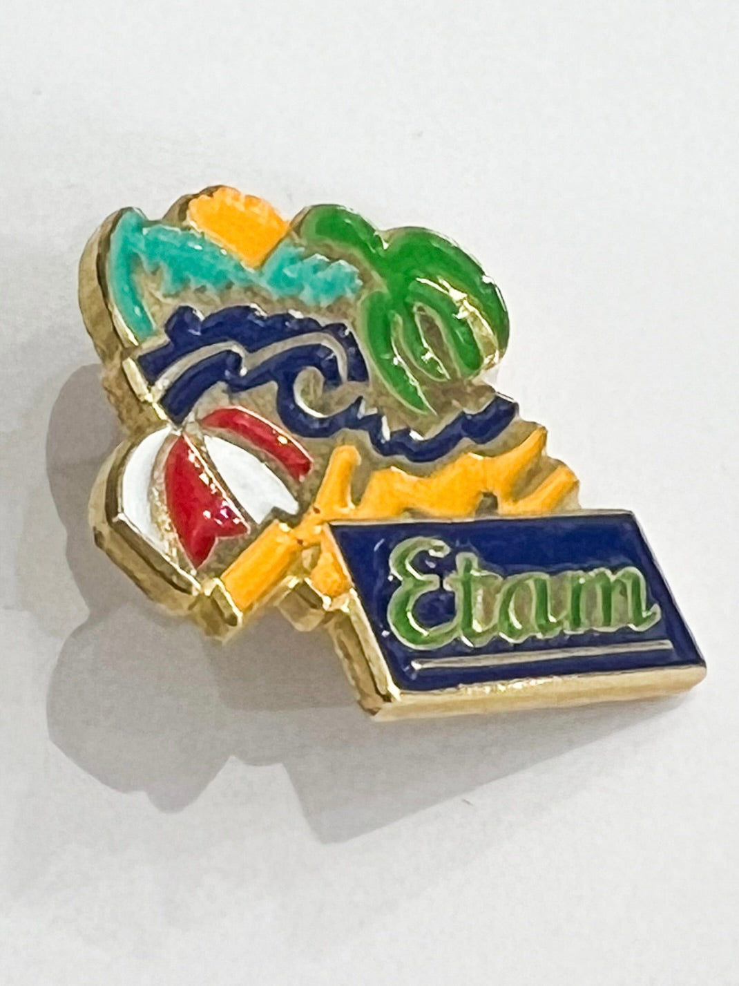 Pin's publicitaire vintage années 80 90 Etam motif plage et cocotier — Métal émaillé