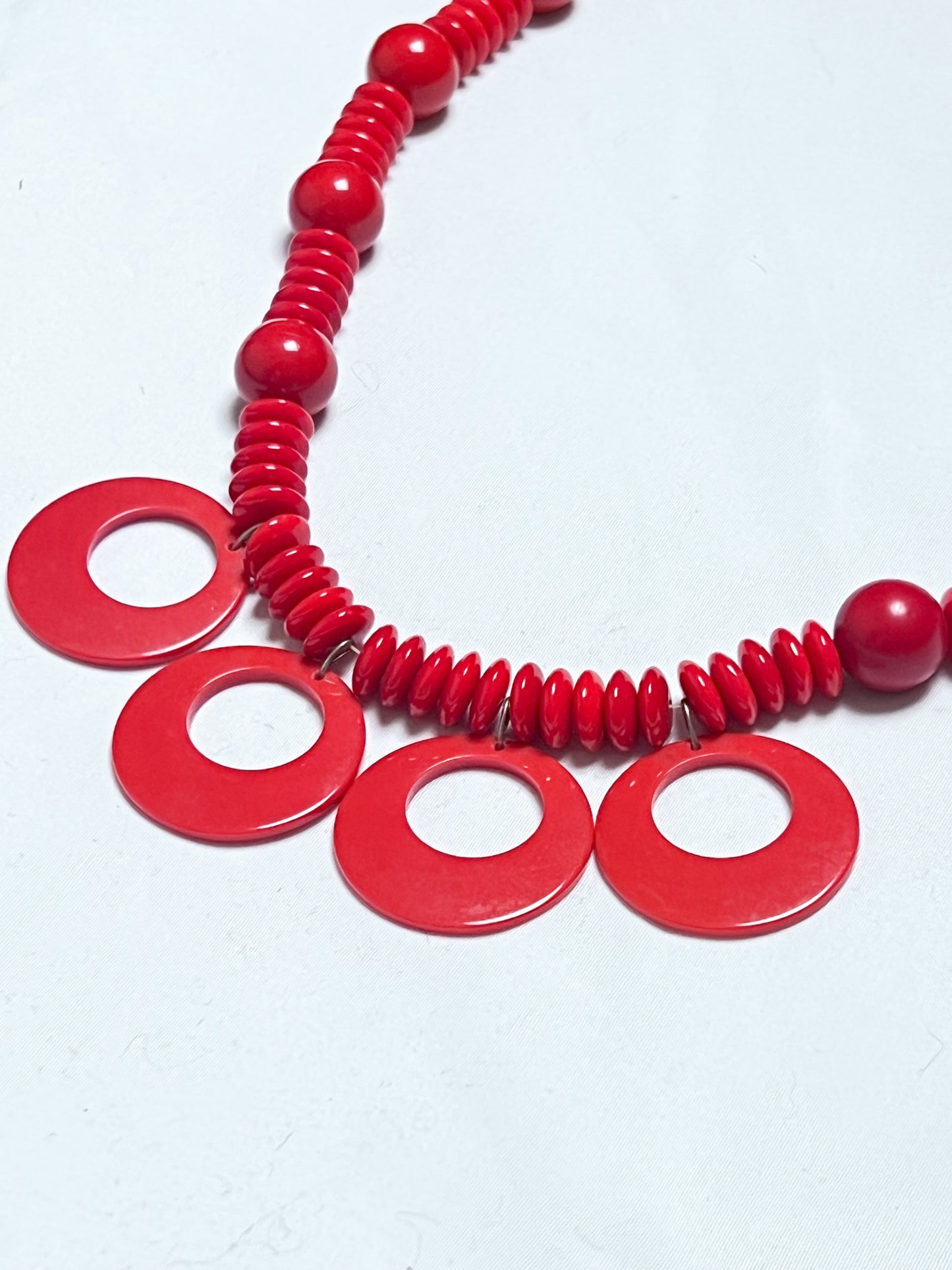Collier Plastron Vintage Années 80 Rouge - Perles & Pendants Graphiques