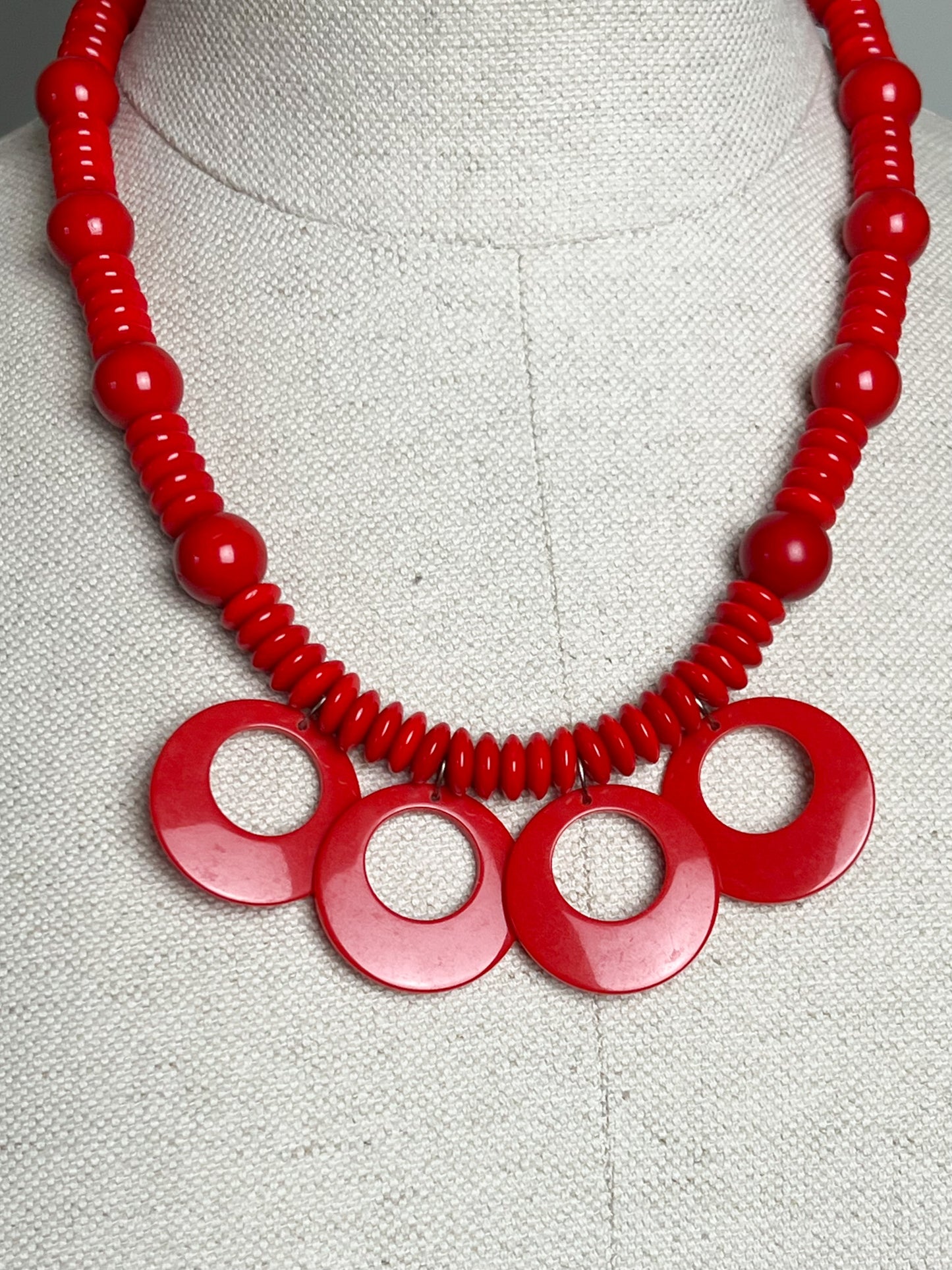 Collier Plastron Vintage Années 80 Rouge - Perles & Pendants Graphiques