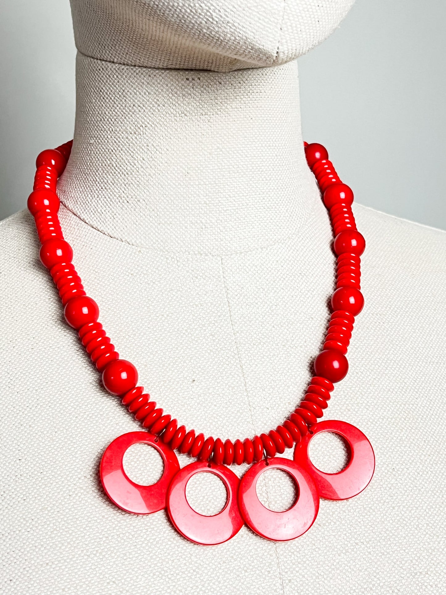 Collier Plastron Vintage Années 80 Rouge - Perles & Pendants Graphiques
