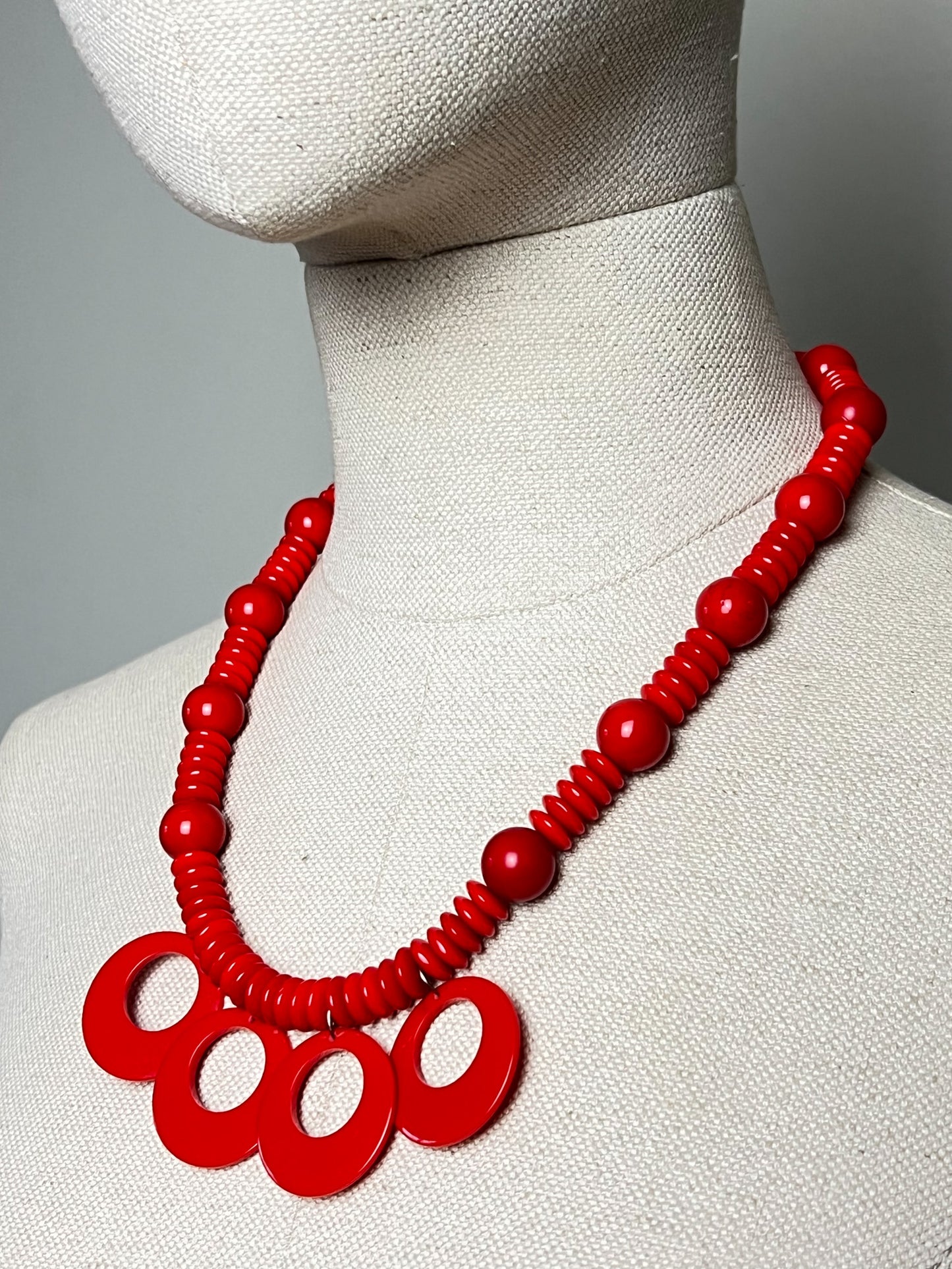Collier Plastron Vintage Années 80 Rouge - Perles & Pendants Graphiques