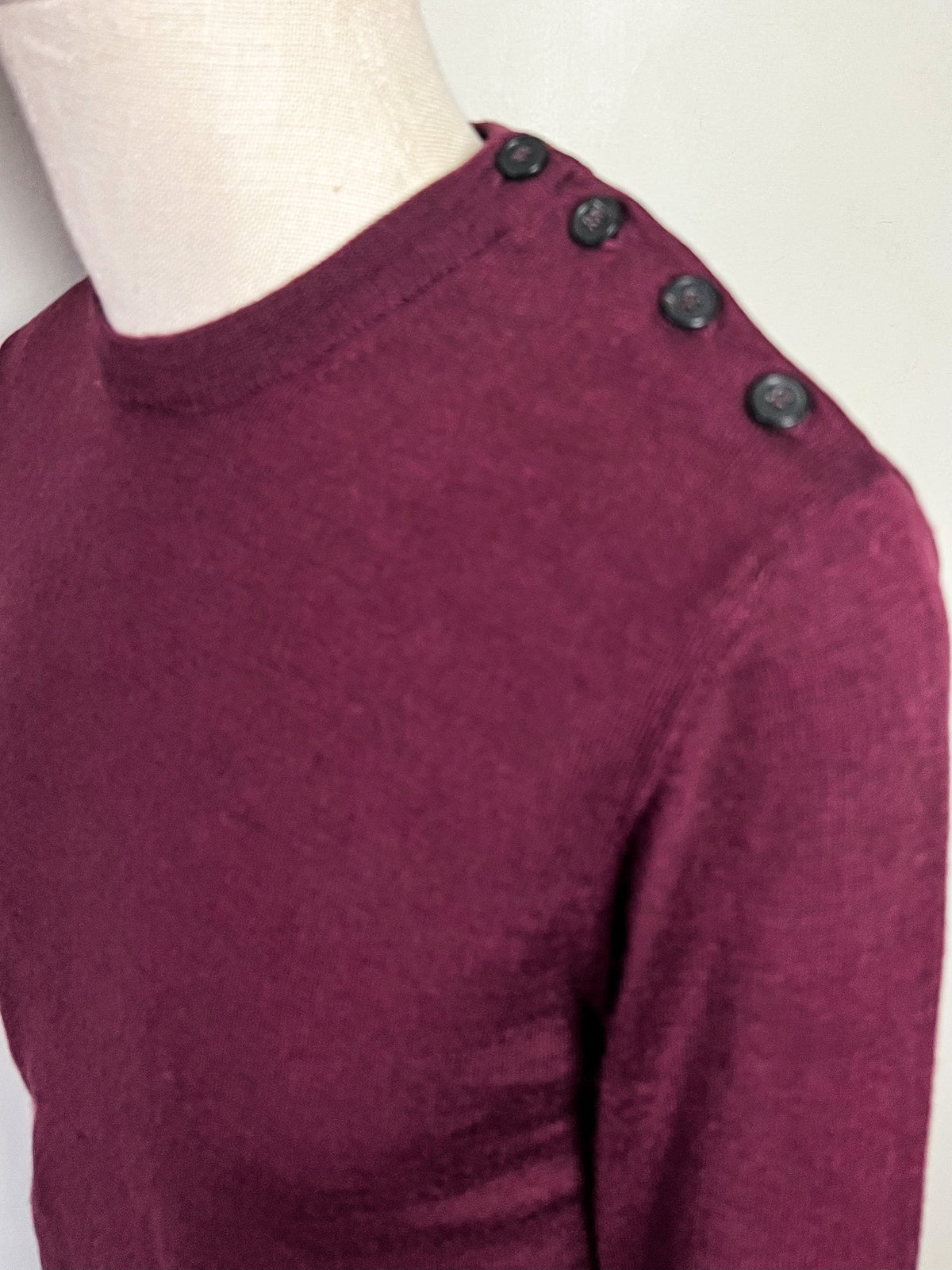 Pull marin Balibaris 100% laine mérinos bordeaux lie de vin — Détail boutons épaule TS / M ajusté