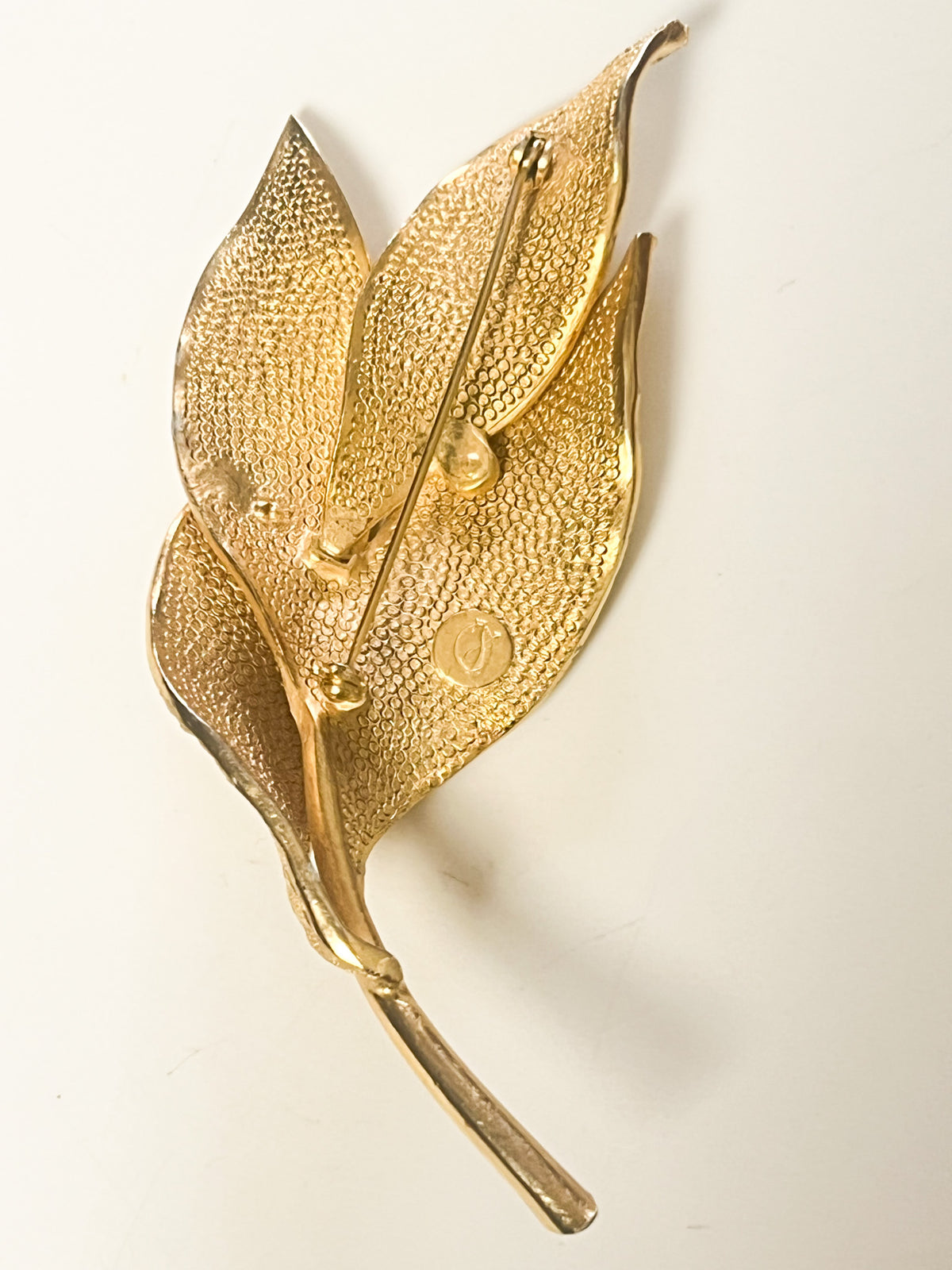 Grande broche vintage 60s 70s Rameau de feuilles de laurier — Métal doré texturé — 10 cm