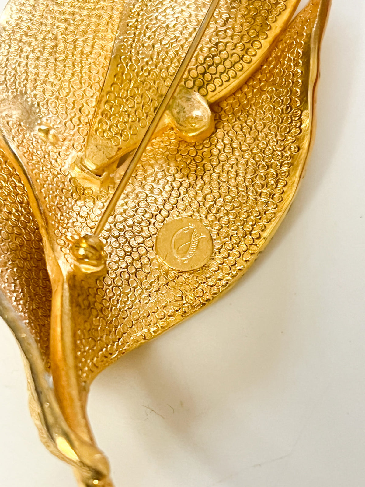 Grande broche vintage 60s 70s Rameau de feuilles de laurier — Métal doré texturé — 10 cm