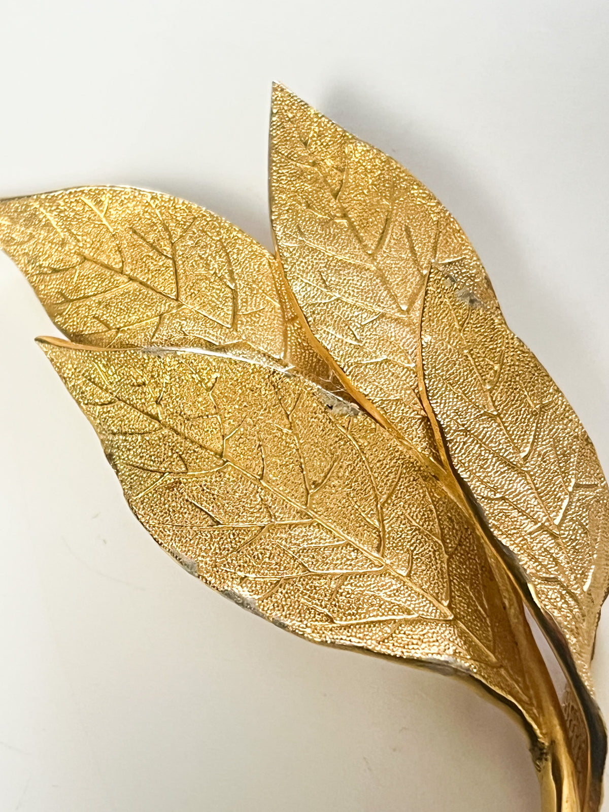Grande broche vintage 60s 70s Rameau de feuilles de laurier — Métal doré texturé — 10 cm