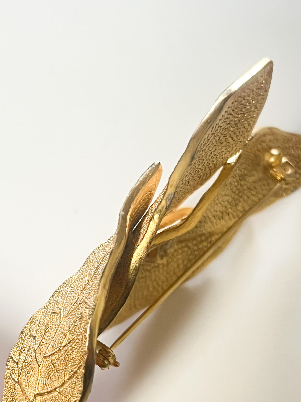 Grande broche vintage 60s 70s Rameau de feuilles de laurier — Métal doré texturé — 10 cm