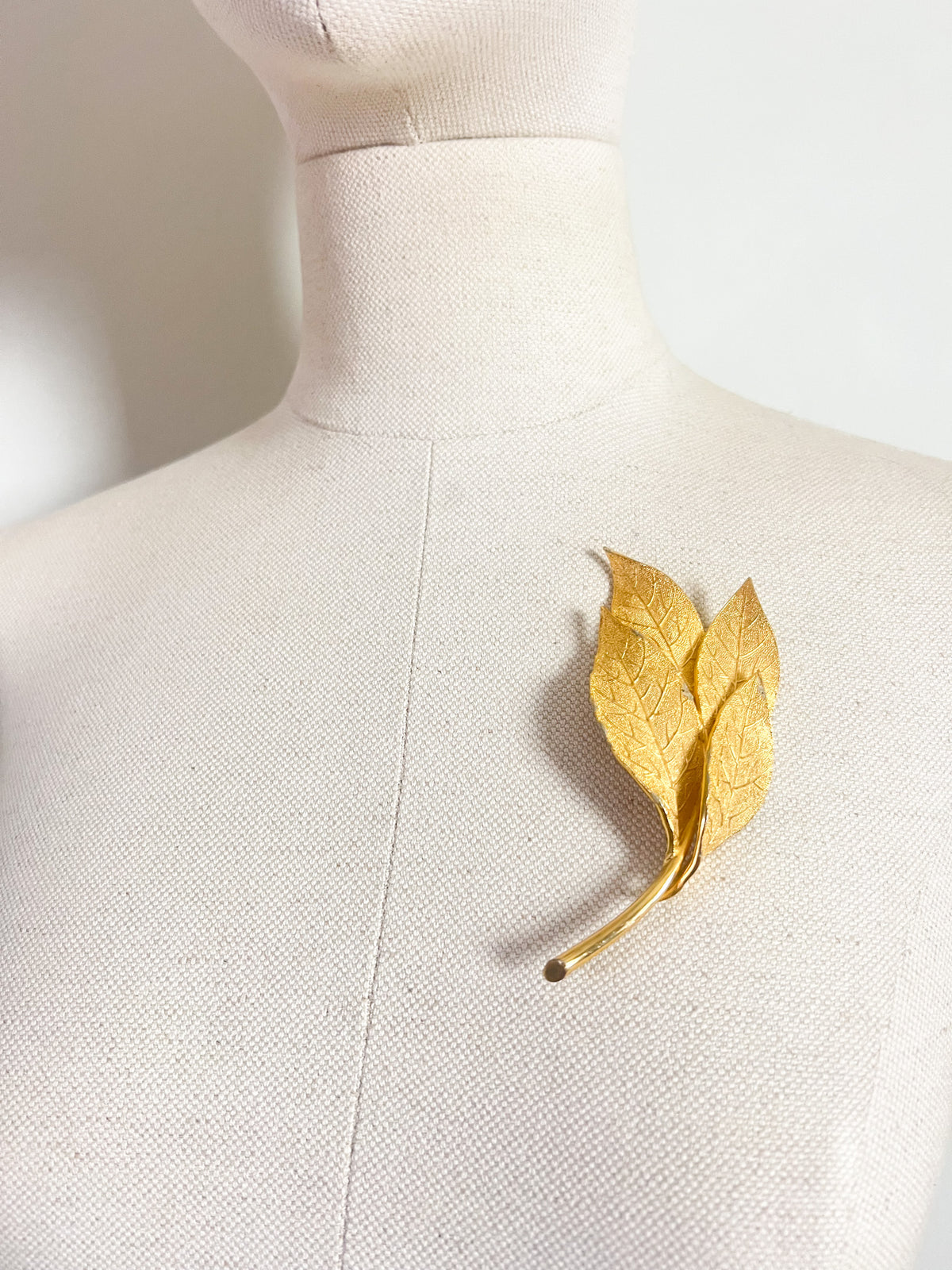 Grande broche vintage 60s 70s Rameau de feuilles de laurier — Métal doré texturé — 10 cm