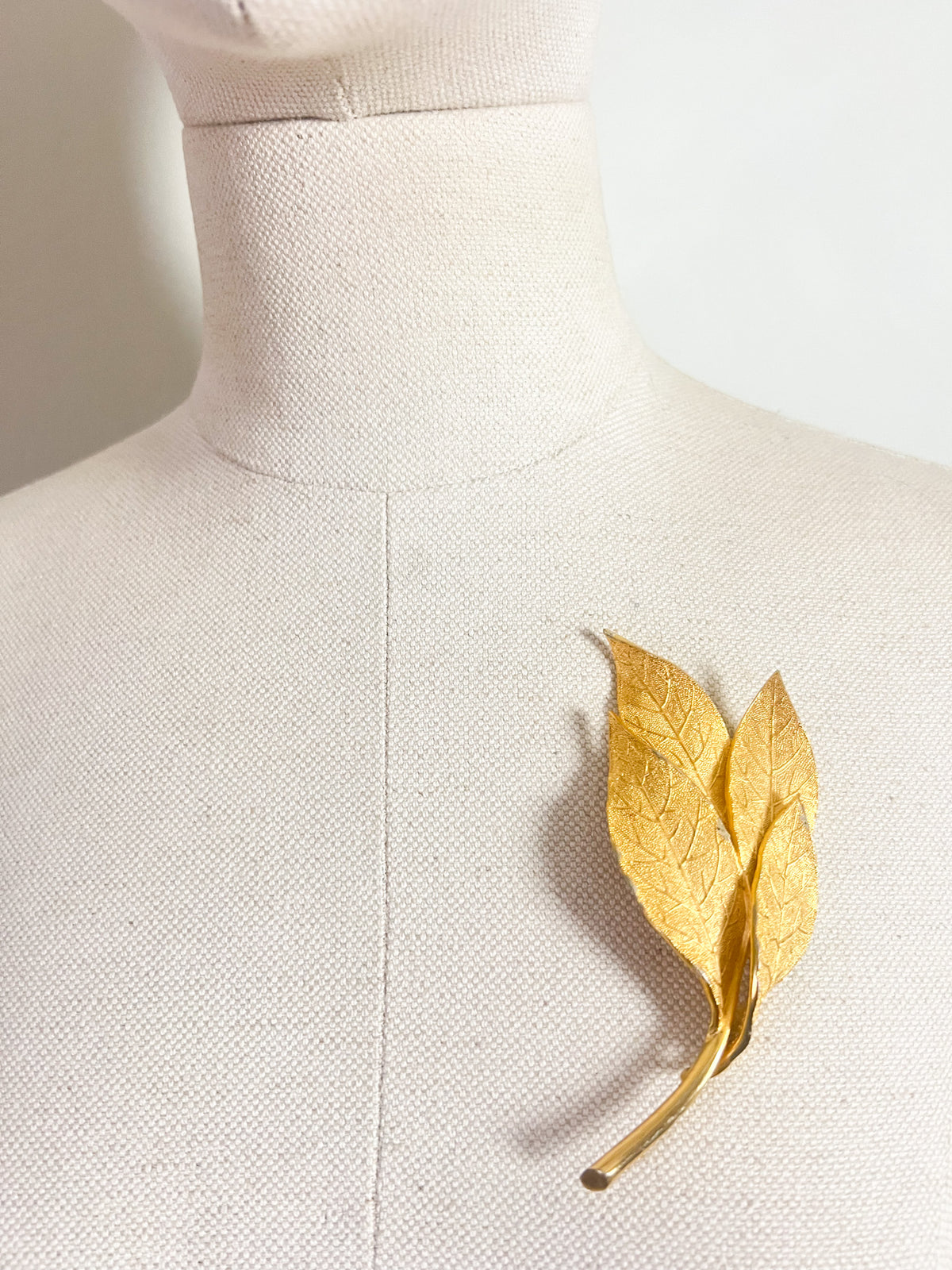 Grande broche vintage 60s 70s Rameau de feuilles de laurier — Métal doré texturé — 10 cm