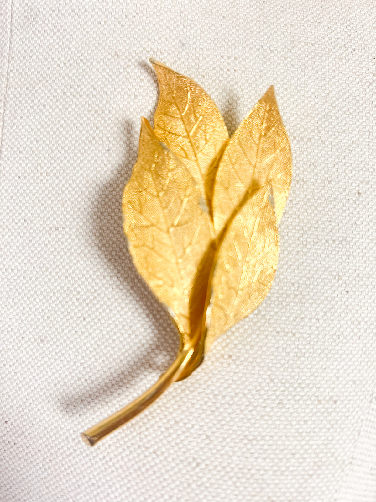 Grande broche vintage 60s 70s Rameau de feuilles de laurier — Métal doré texturé — 10 cm