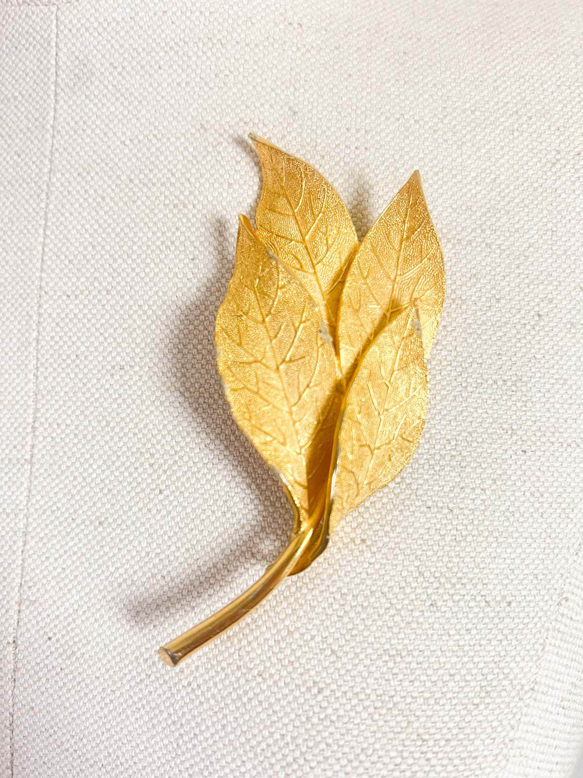 Grande broche vintage 60s 70s Rameau de feuilles de laurier — Métal doré texturé — 10 cm