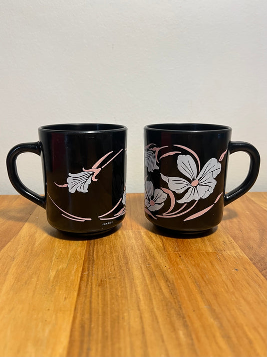Duo de Mugs Arcoroc France - Opaline Noire & Fleurs Roses - Vintage 80s