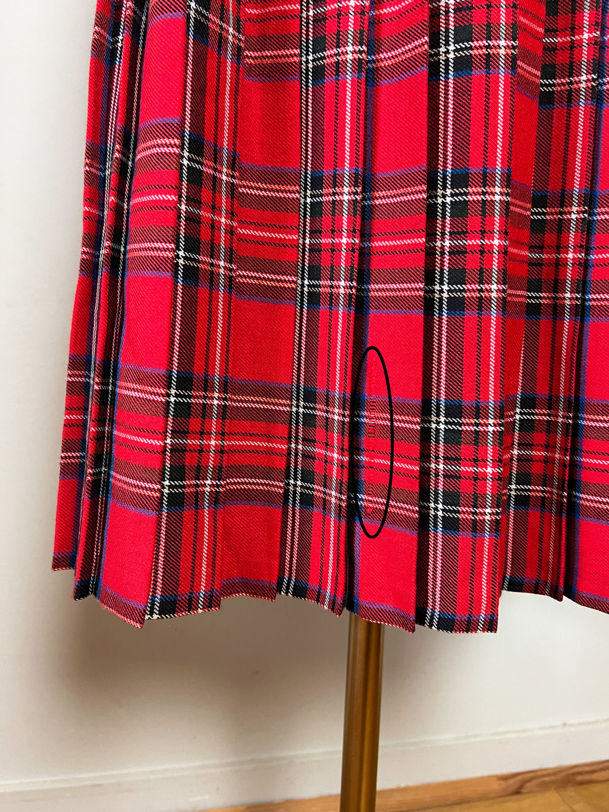 Jupe midi plissée vintage 70s 80s tartan rouge à boutons — Made in France — Taille 36/38