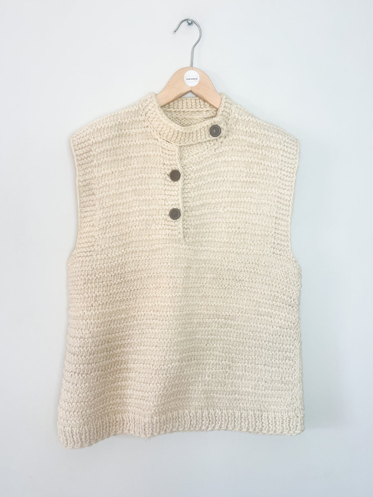 Pull sans manches tricoté main 100% Pure Laine rustique écru & col montant boutonné — Taille 36/38