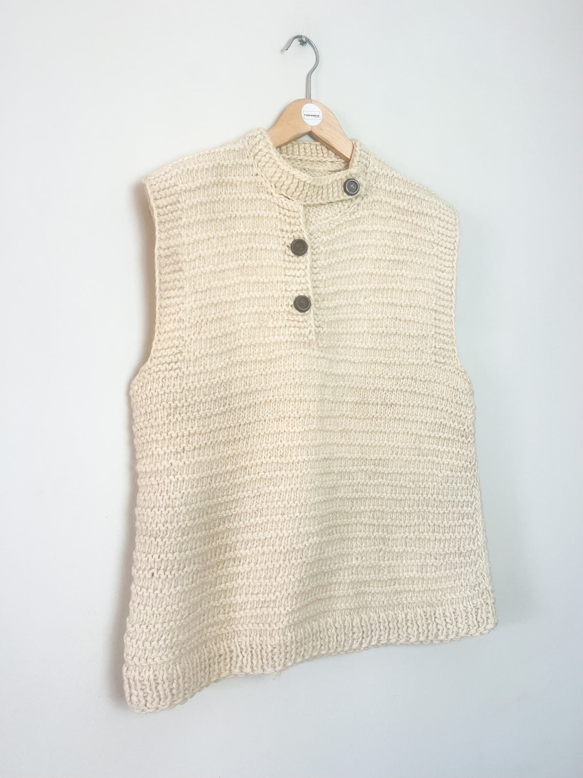 Pull sans manches tricoté main 100% Pure Laine rustique écru & col montant boutonné — Taille 36/38