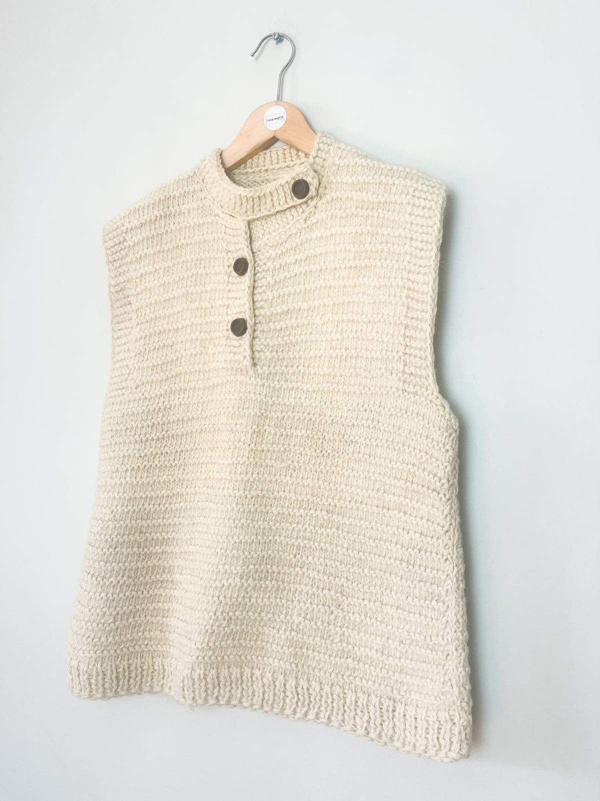 Pull sans manches tricoté main 100% Pure Laine rustique écru & col montant boutonné — Taille 36/38