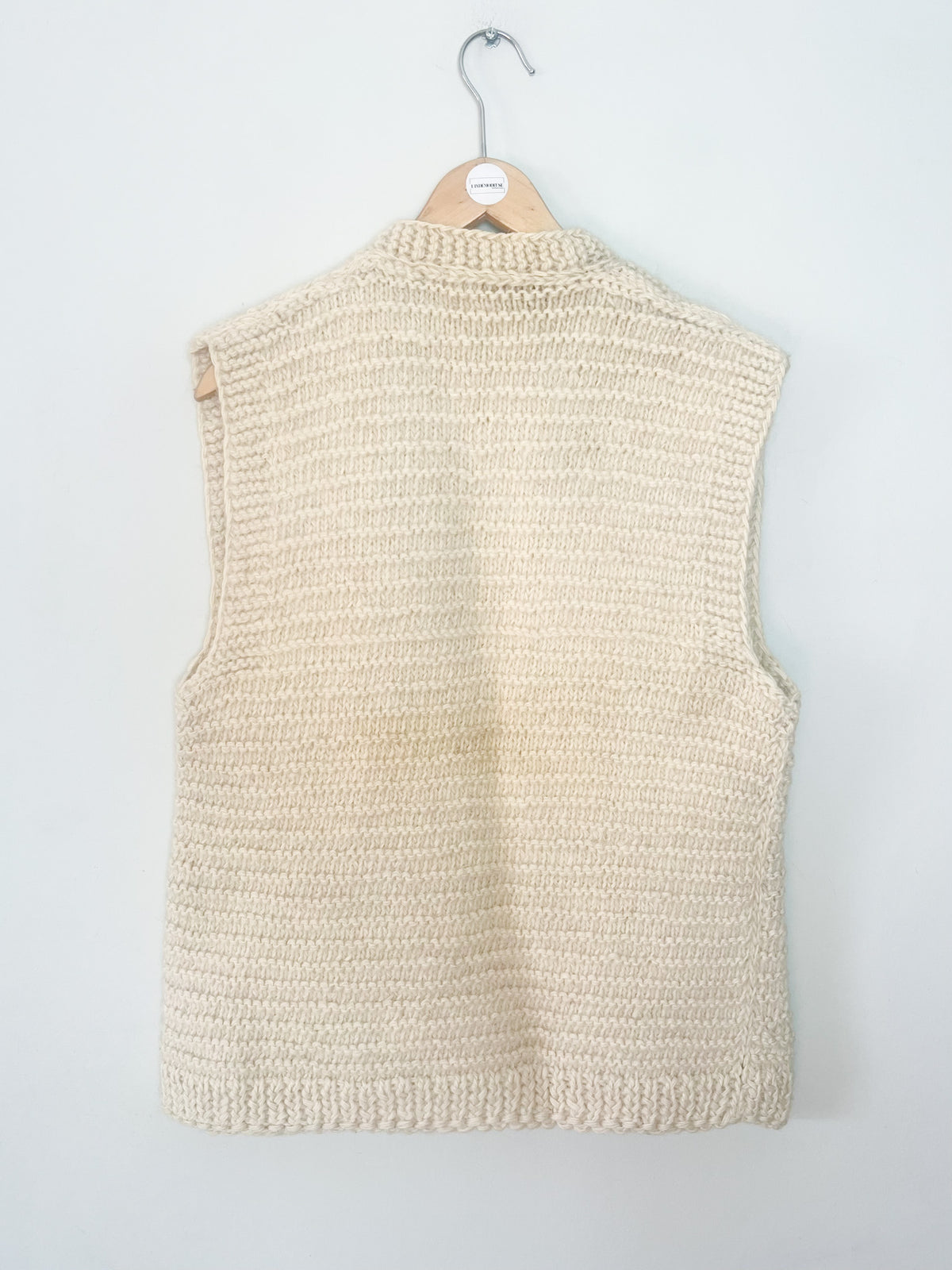Pull sans manches tricoté main 100% Pure Laine rustique écru & col montant boutonné — Taille 36/38