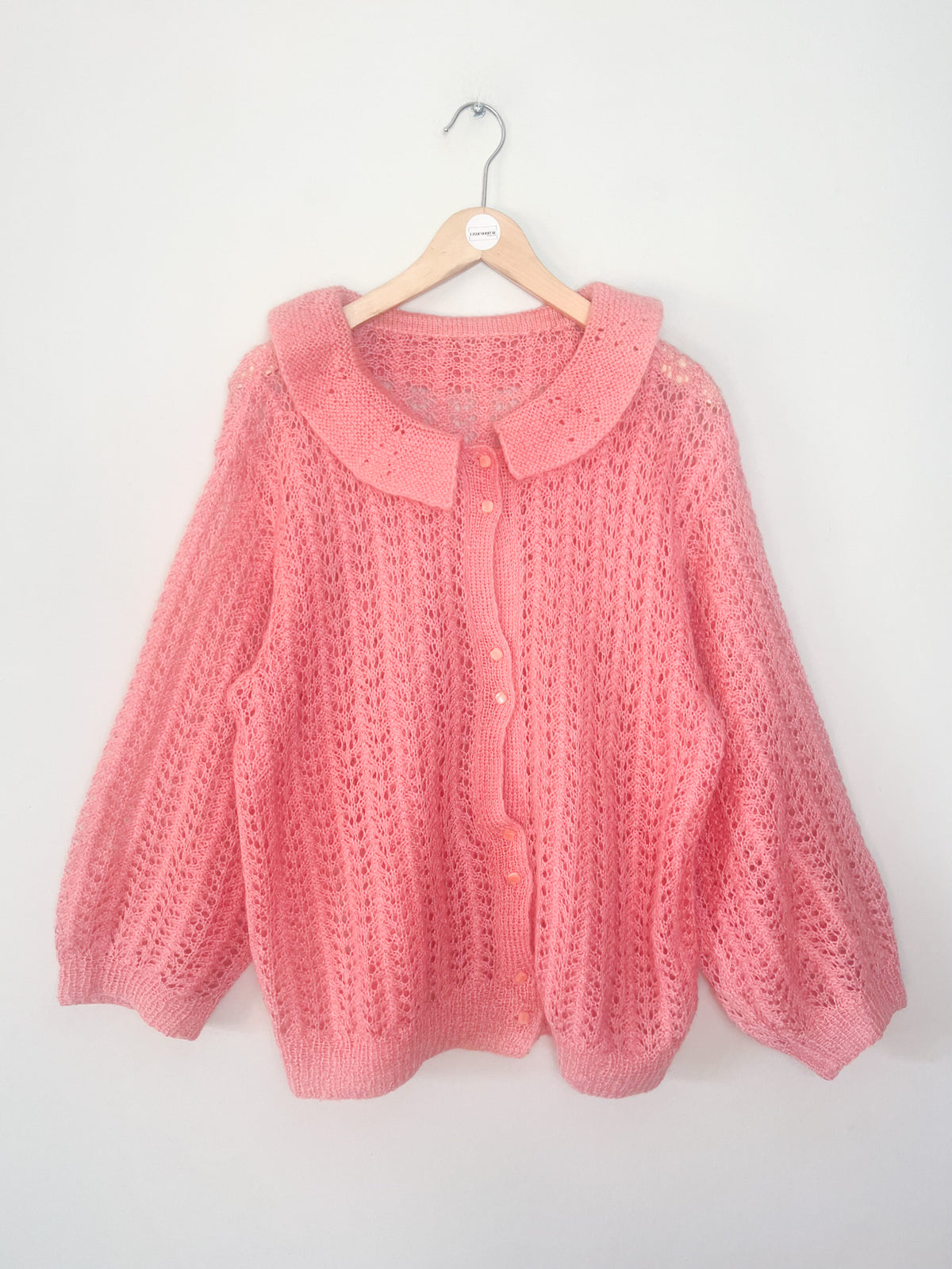Cardigan vintage tricoté main rose maille ajourée dentelle et grand col Claudine Taille 38 au 42