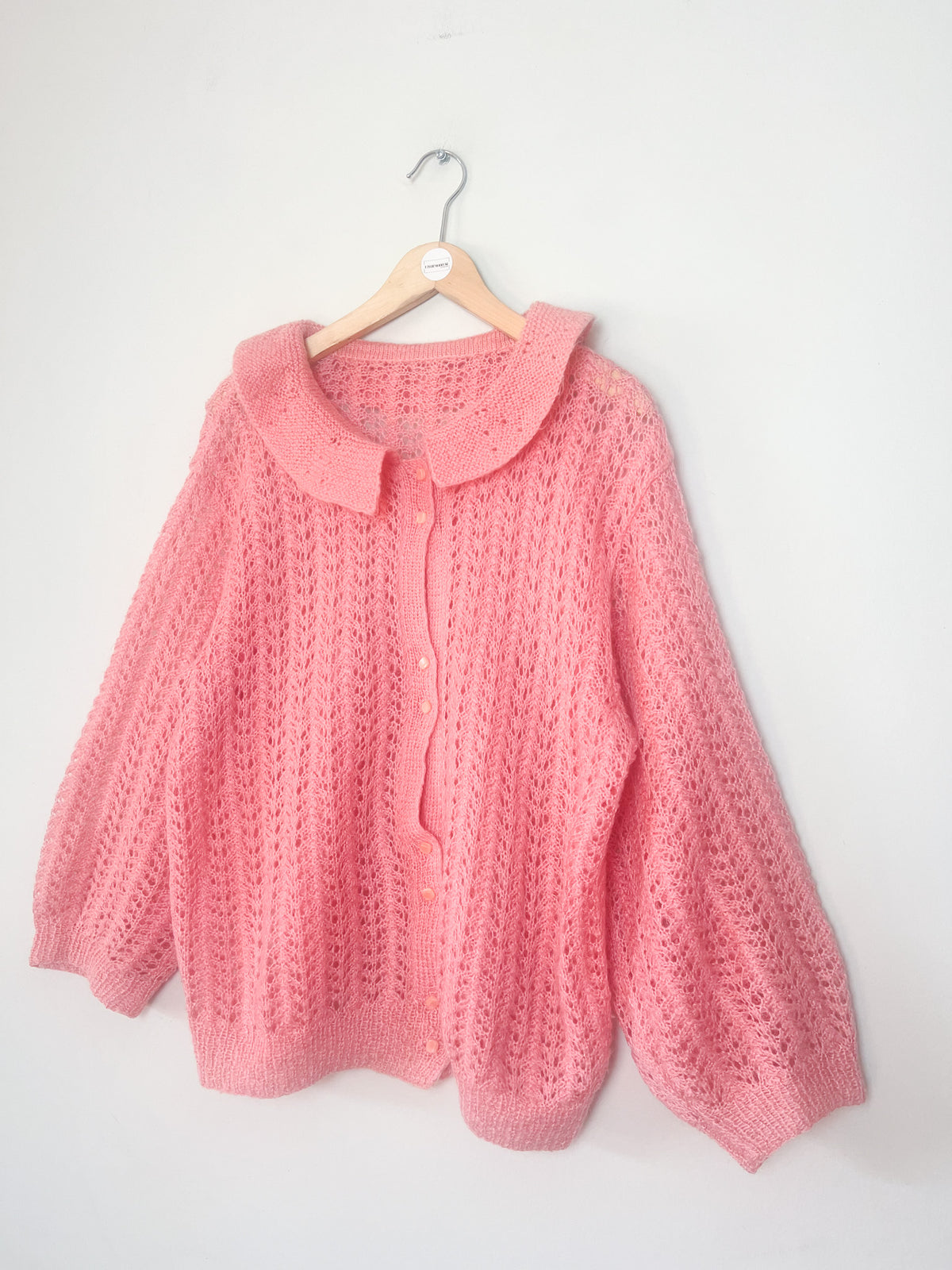 Cardigan vintage tricoté main rose maille ajourée dentelle et grand col Claudine Taille 38 au 42