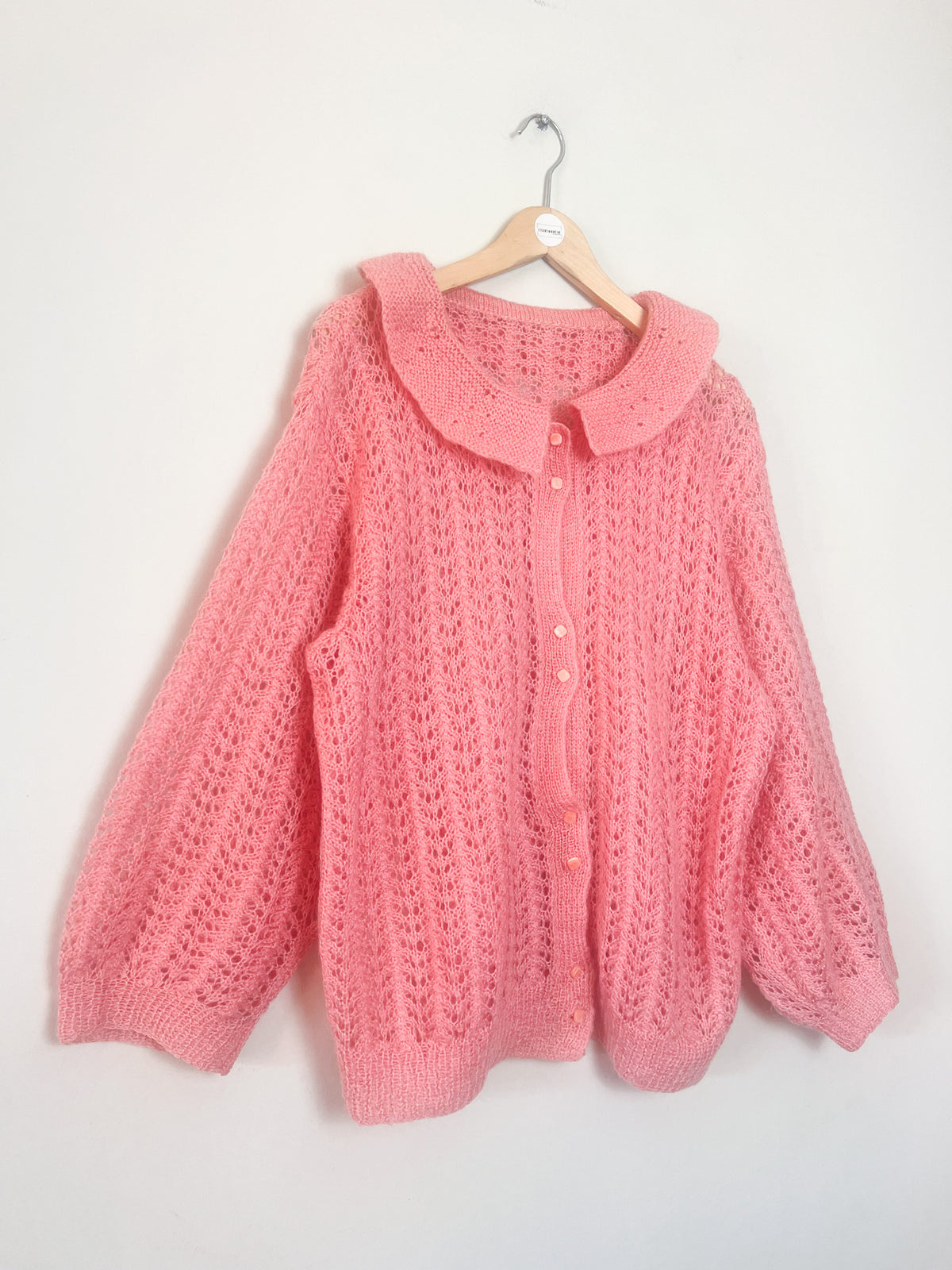 Cardigan vintage tricoté main rose maille ajourée dentelle et grand col Claudine Taille 38 au 42