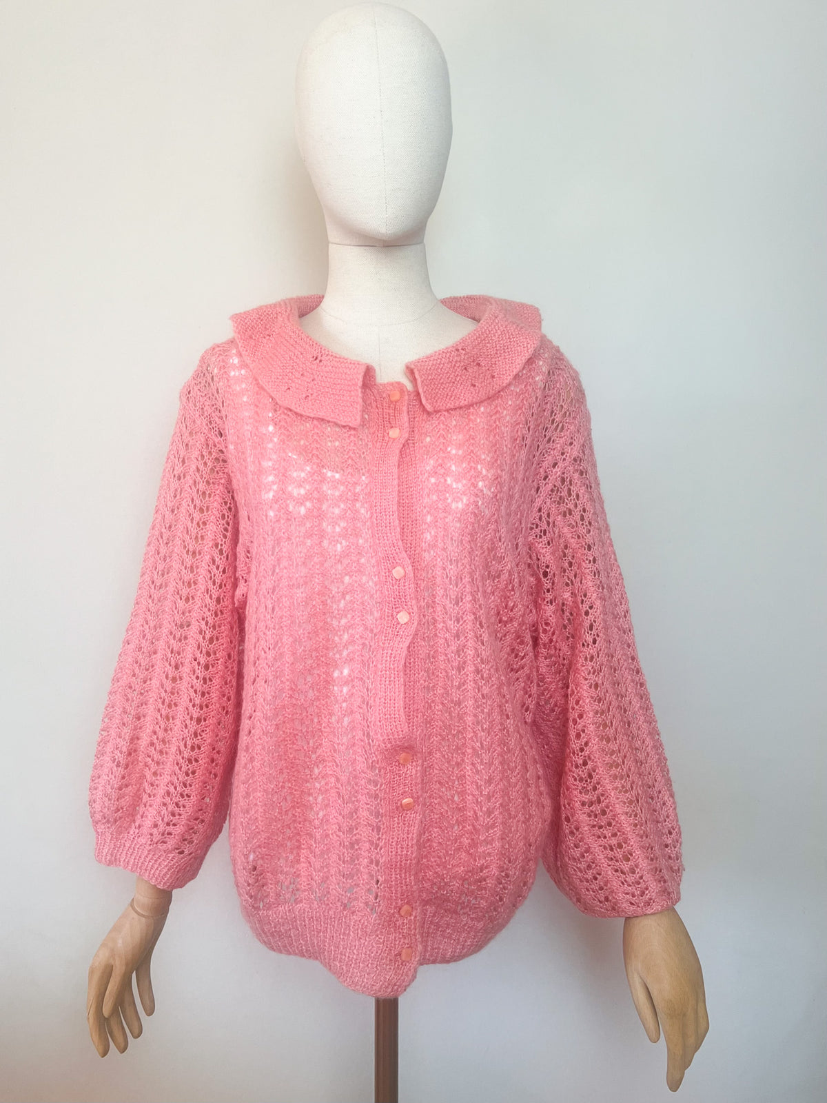 Cardigan vintage tricoté main rose maille ajourée dentelle et grand col Claudine Taille 38 au 42