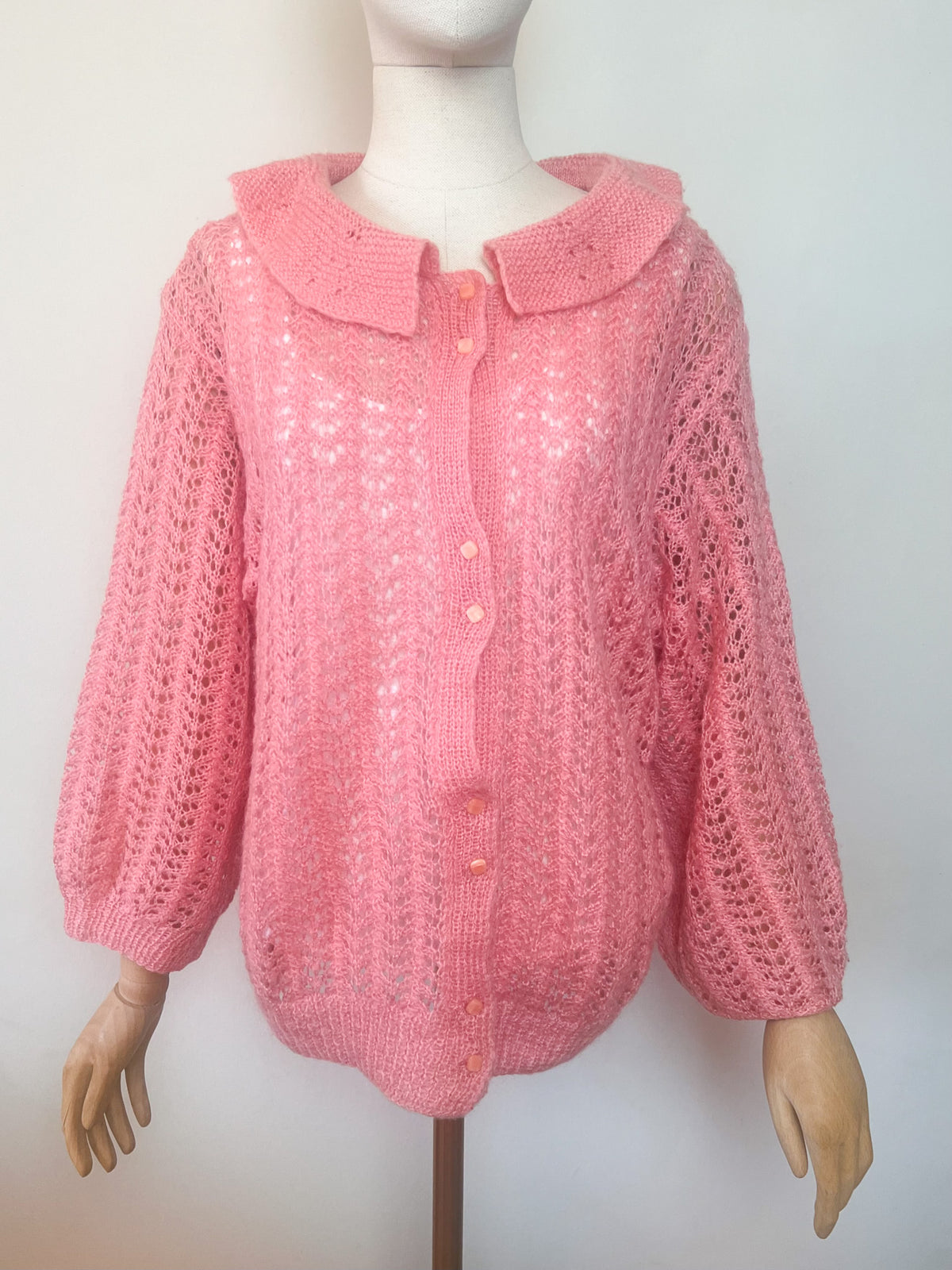 Cardigan vintage tricoté main rose maille ajourée dentelle et grand col Claudine Taille 38 au 42